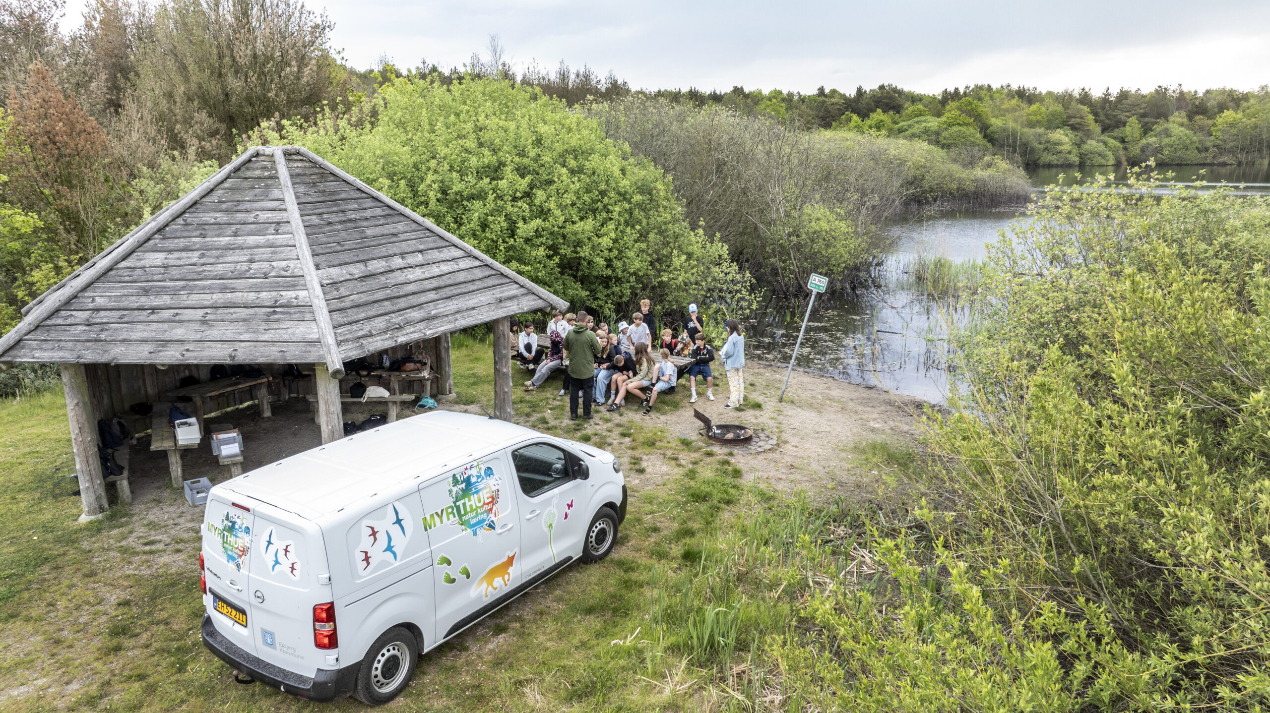8. klasse fra Tjæreborg Skole havde fornøjelsen af et besøg af MYRTHUE i elevernes egen nære natur. Foto: Esbjerg Kommune.