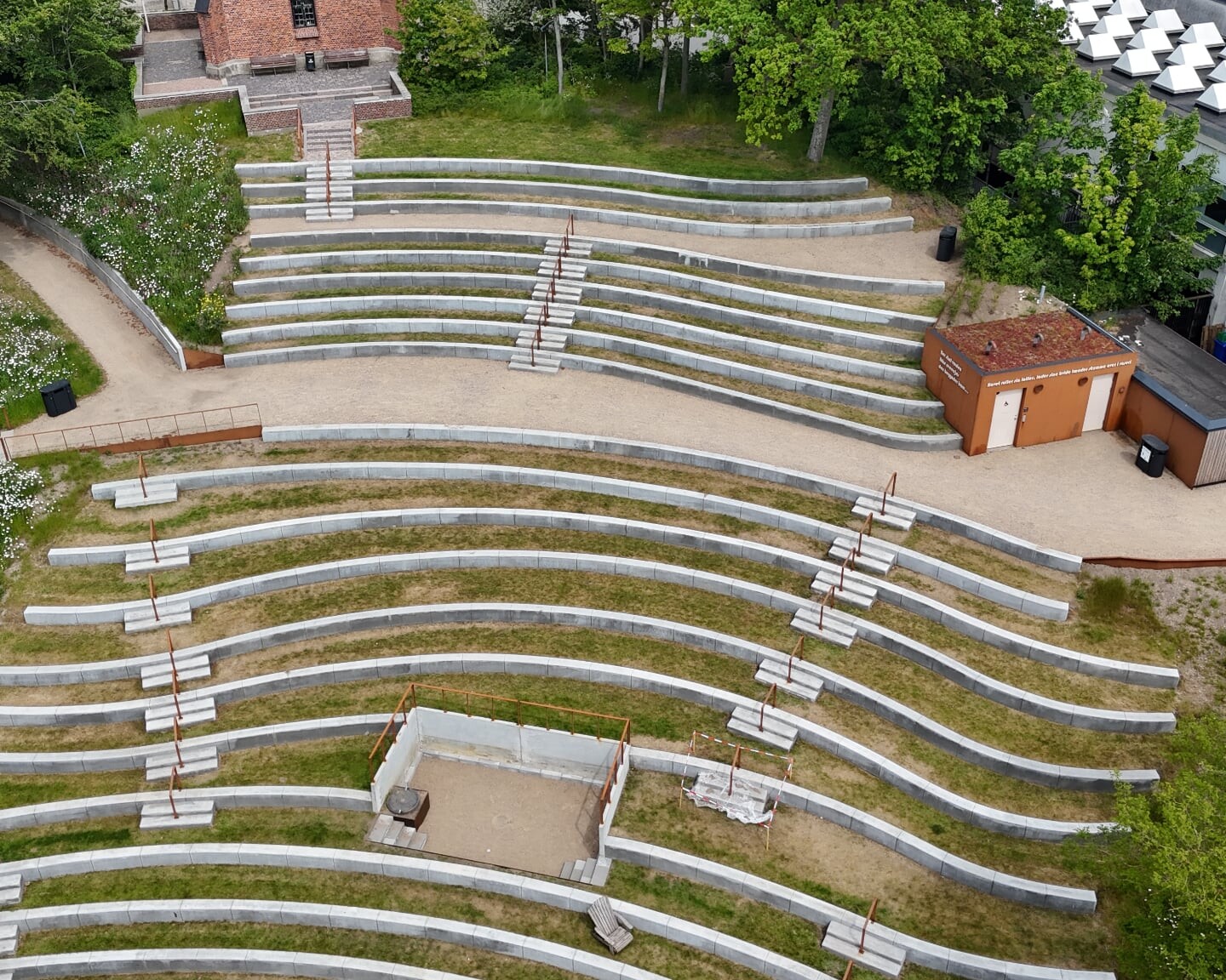 Mere overvågning i Byparken - det bliver konsekvensen efter flere hærværksepisoder. Dronefoto: Bjarne D. Andersen.