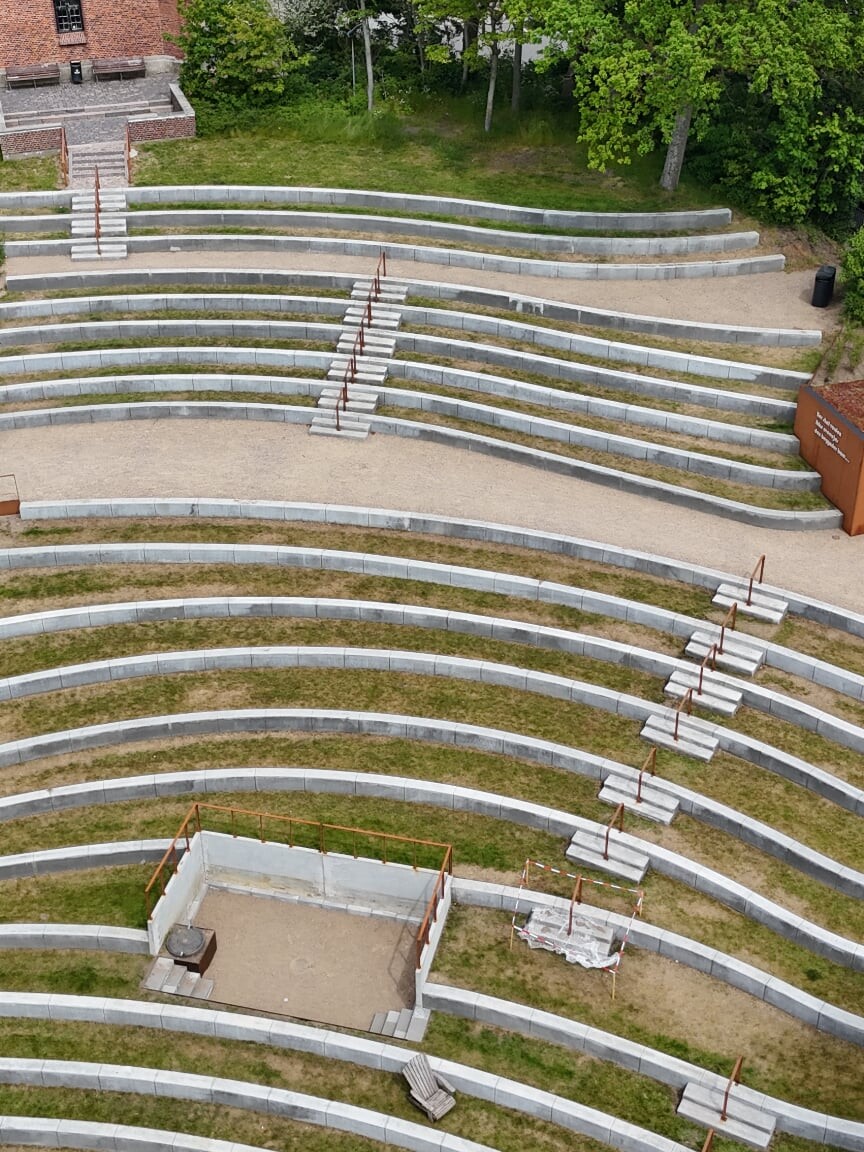 Mere overvågning i Byparken - det bliver konsekvensen efter flere hærværksepisoder. Dronefoto: Bjarne D. Andersen.