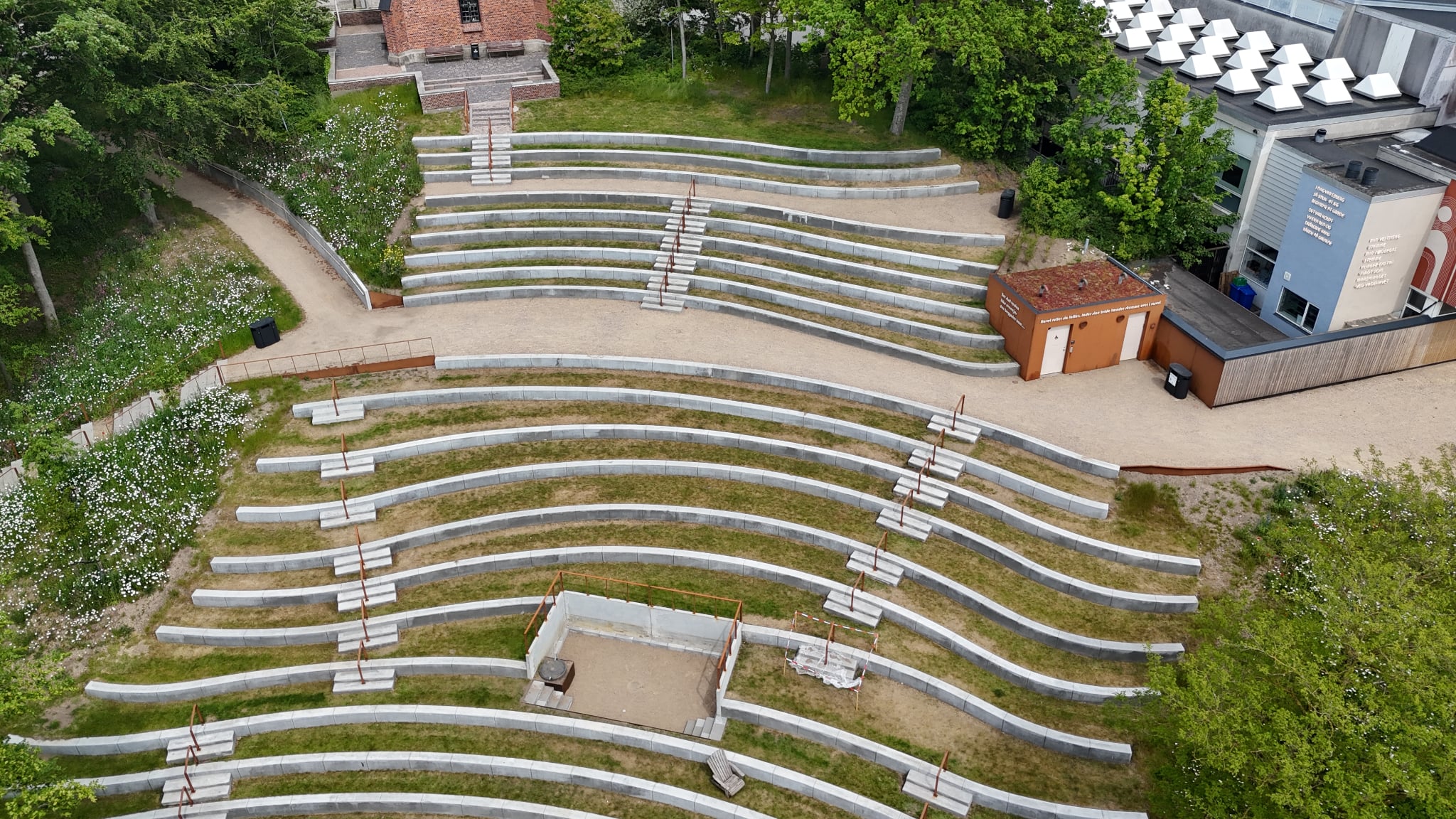 Mere overvågning i Byparken - det bliver konsekvensen efter flere hærværksepisoder. Dronefoto: Bjarne D. Andersen.