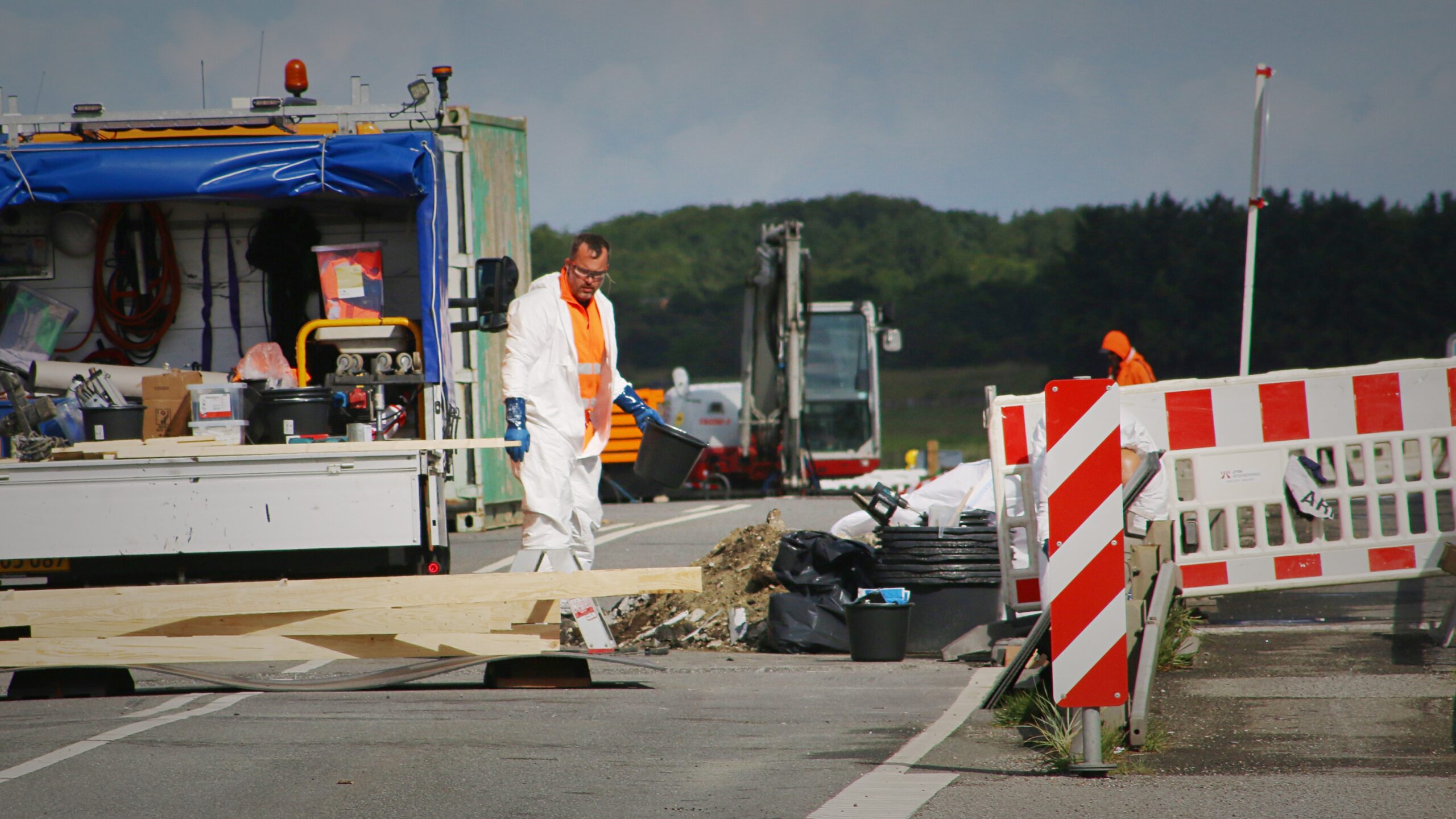 Der tages mange sikkerhedsforbehold - cyklister kan dog passere. Foto: Johnny Tauman.