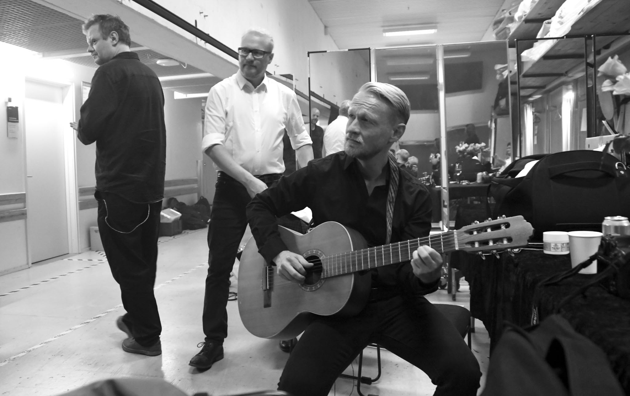 Backstage i Det Kongelige Teater. Broderen Jan Vestergaard Laursen siddende forrest. Mads Bjørn stående til venstre. Foto: Peter Langwithz Smith.