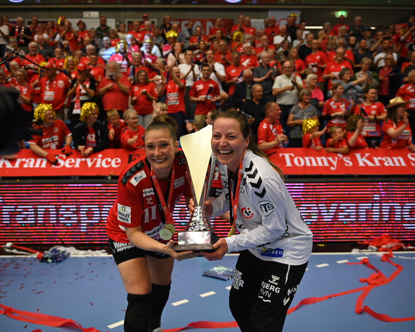 Rikke Iversen og Silje Solberg med beviset: Team Esbjerg vinder DM-guld 2026 - ti år efter klubbens første. Foto: Marc M. Andersen.