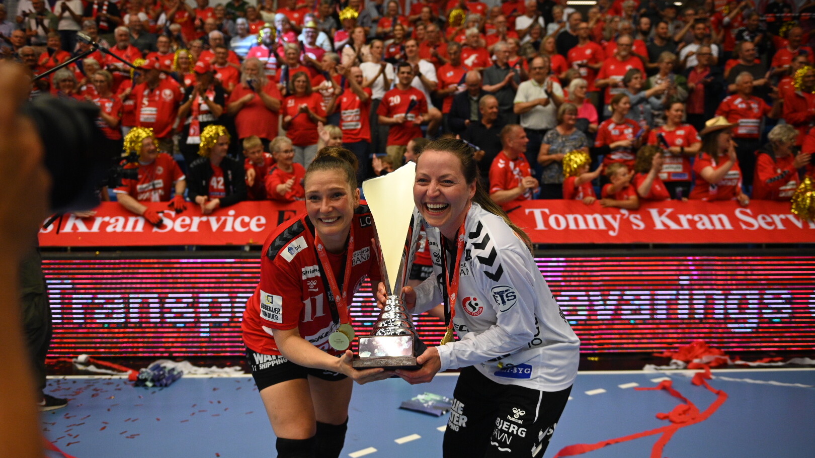 Rikke Iversen og Silje Solberg med beviset: Team Esbjerg vinder DM-guld 2026 - ti år efter klubbens første. Foto: Marc M. Andersen.