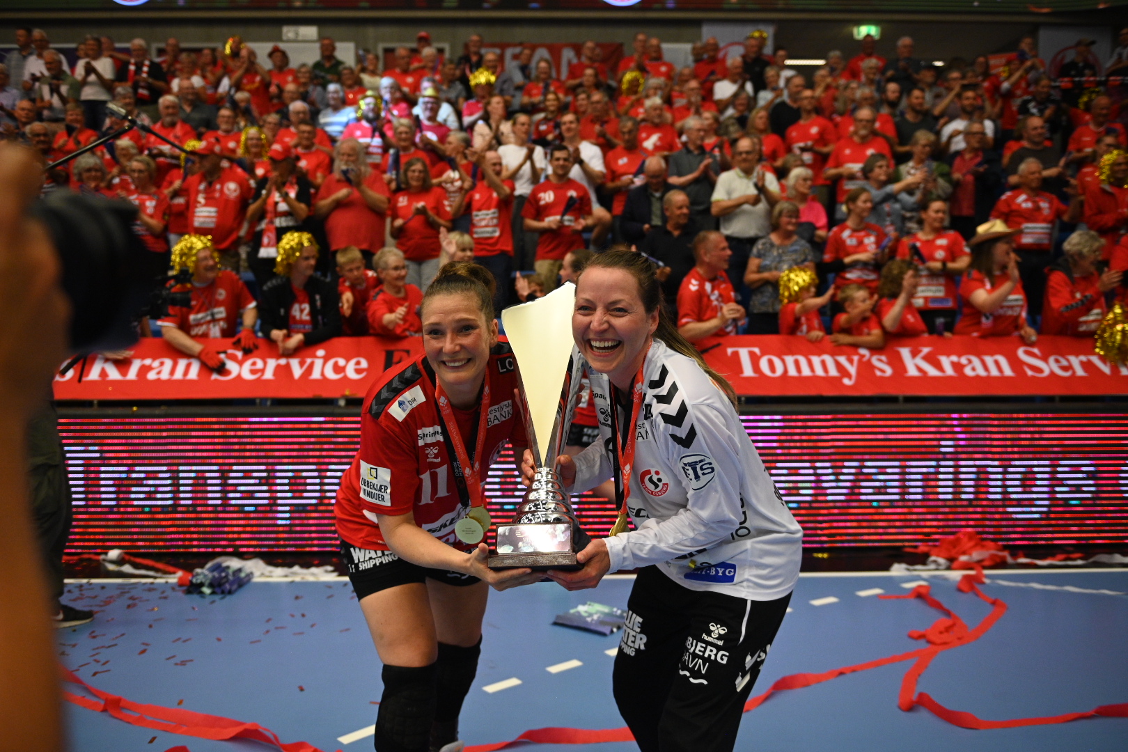 Rikke Iversen og Silje Solberg med beviset: Team Esbjerg vinder DM-guld 2026 - ti år efter klubbens første. Foto: Marc M. Andersen.