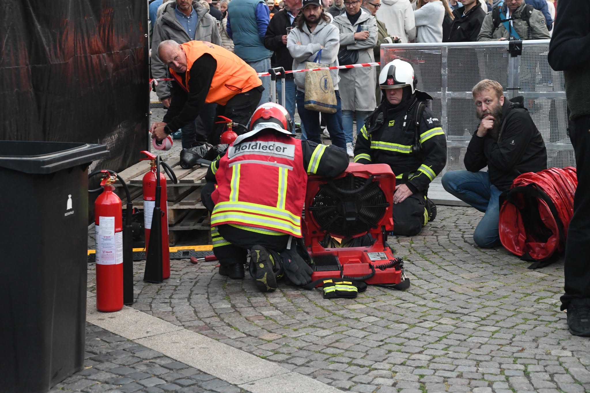 Hurtigt var brandvæsnet til stede for at bese tingenes tilstand. Foto: Peter Langwithz Smith.