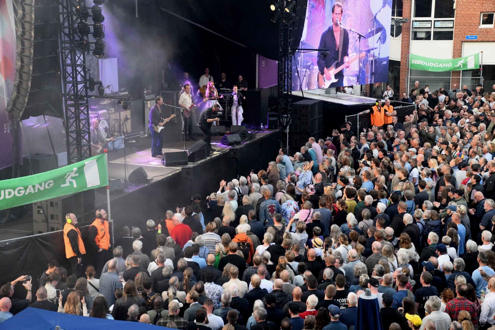 Rasmus Madsen har en solid baggrund som sangskriver, guitarist og producer. I forskellige konstellationer har han spillet på ikke så få af landets mindre scener. I front for Madsen og med ophavet i bagagen er det landets største festivaler og spillesteder, der for tiden kalder. Foto: Peter Langwithz Smith.