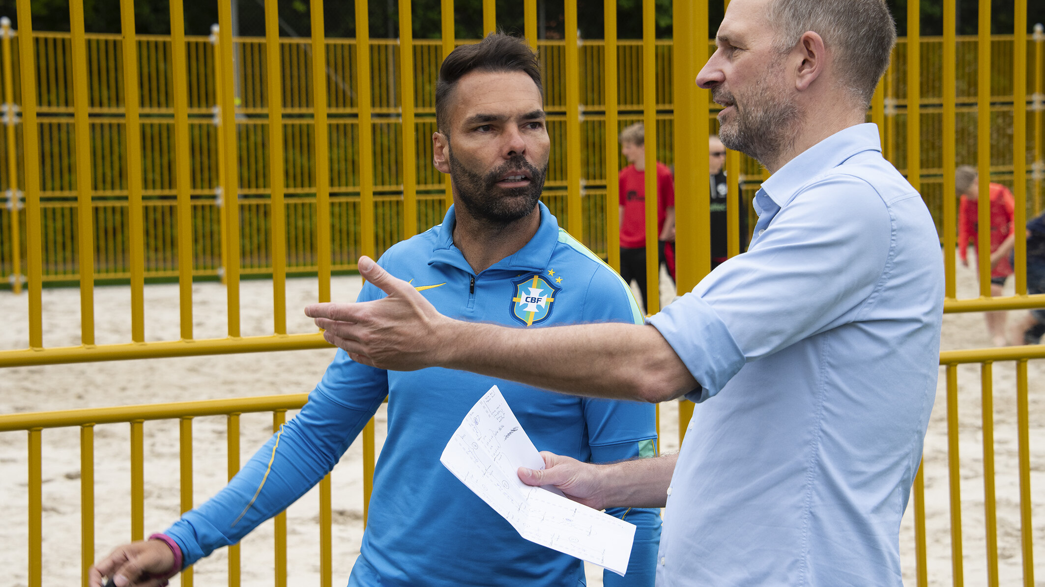 Danmarks første brasilianske fodboldpark åbner i Esbjerg på fredag. Tirsdag fik eleverne på den brasilianske fodboldlinje på Bakkeskolen lov til at teste den nye fodboldpark. Foto: Esbjerg Kommune.