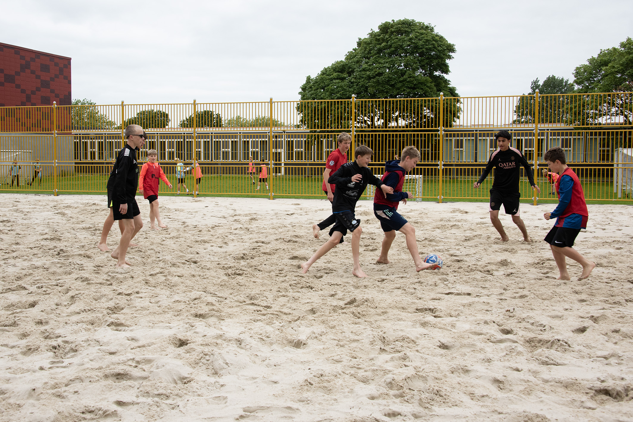 Danmarks første brasilianske fodboldpark åbner i Esbjerg på fredag. Tirsdag fik eleverne på den brasilianske fodboldlinje på Bakkeskolen lov til at teste den nye fodboldpark. Foto: Esbjerg Kommune.