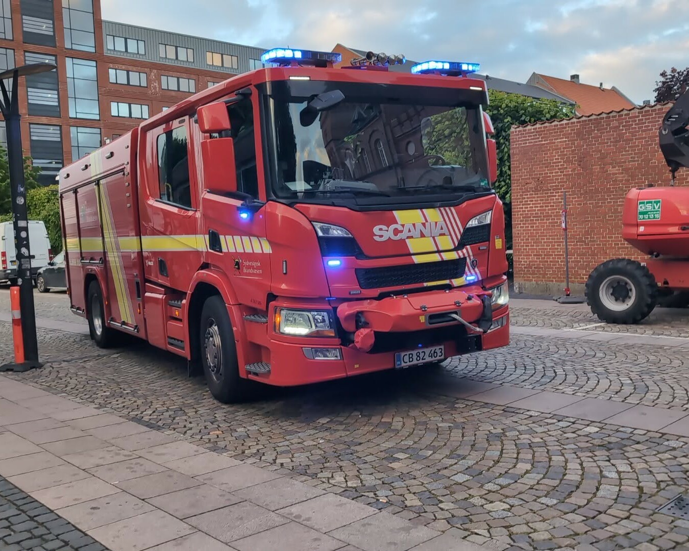 En brandbil kom tilstede, da der pludseligt opstod en kraftig røgudvikling på Torvet. Foto: Brian Andersen.