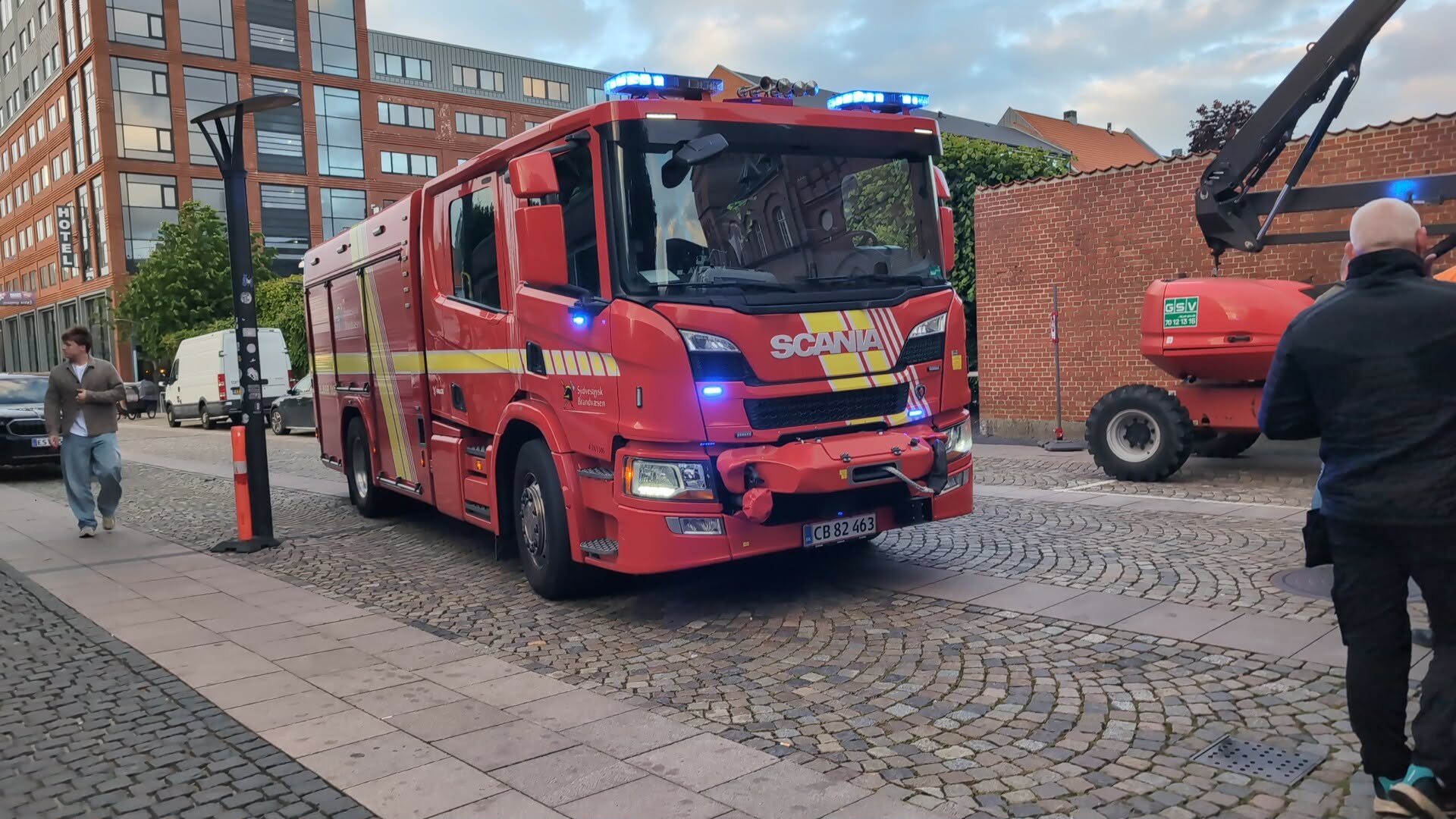 En brandbil kom tilstede, da der pludseligt opstod en kraftig røgudvikling på Torvet. Foto: Brian Andersen.