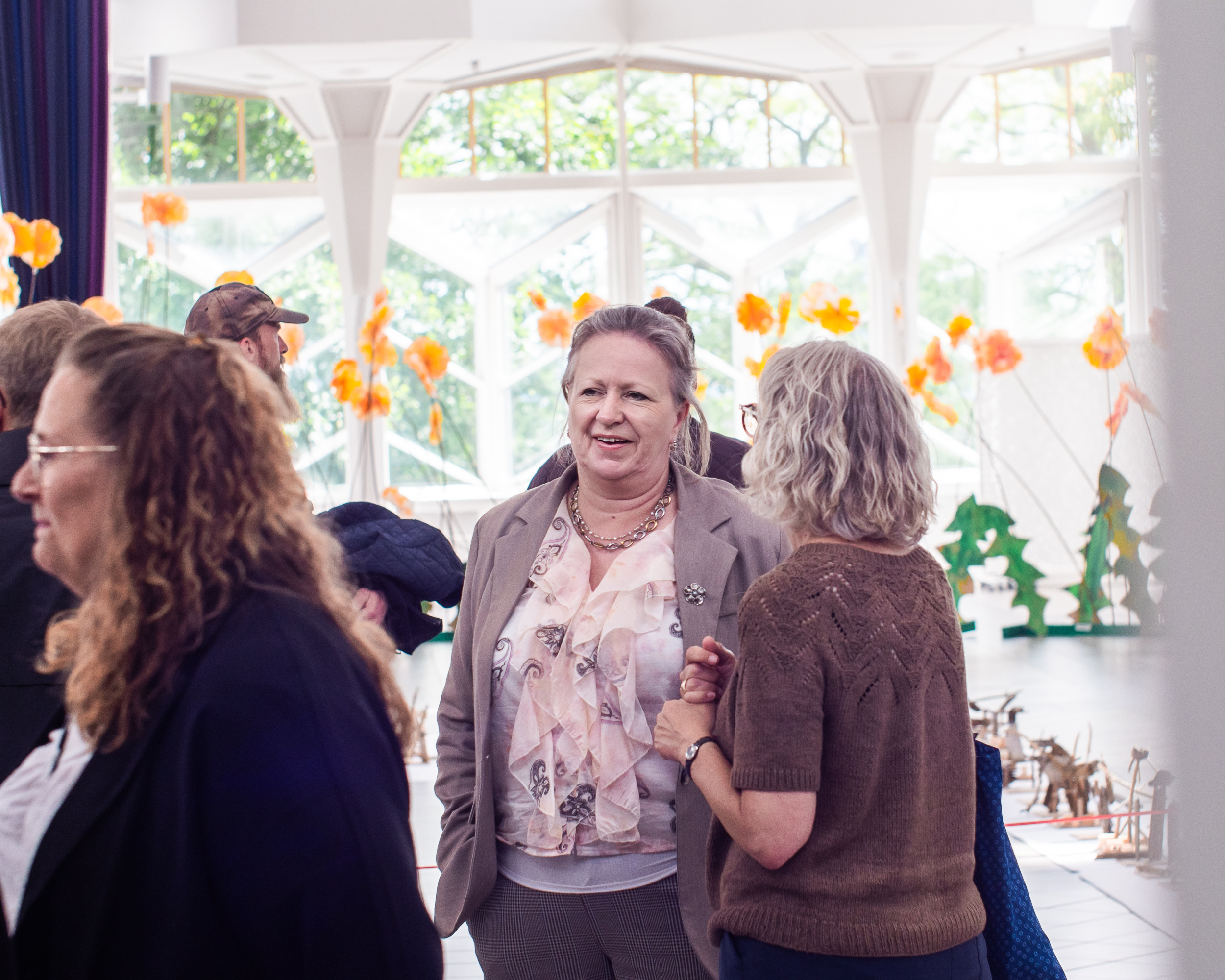 Kulturudvalgsformand Susanne Dyreborg (DD) og kulturchef Ulla Visbech (med ryggen til) deltog også i den store fernisering. Foto: Skovgaard Studio.