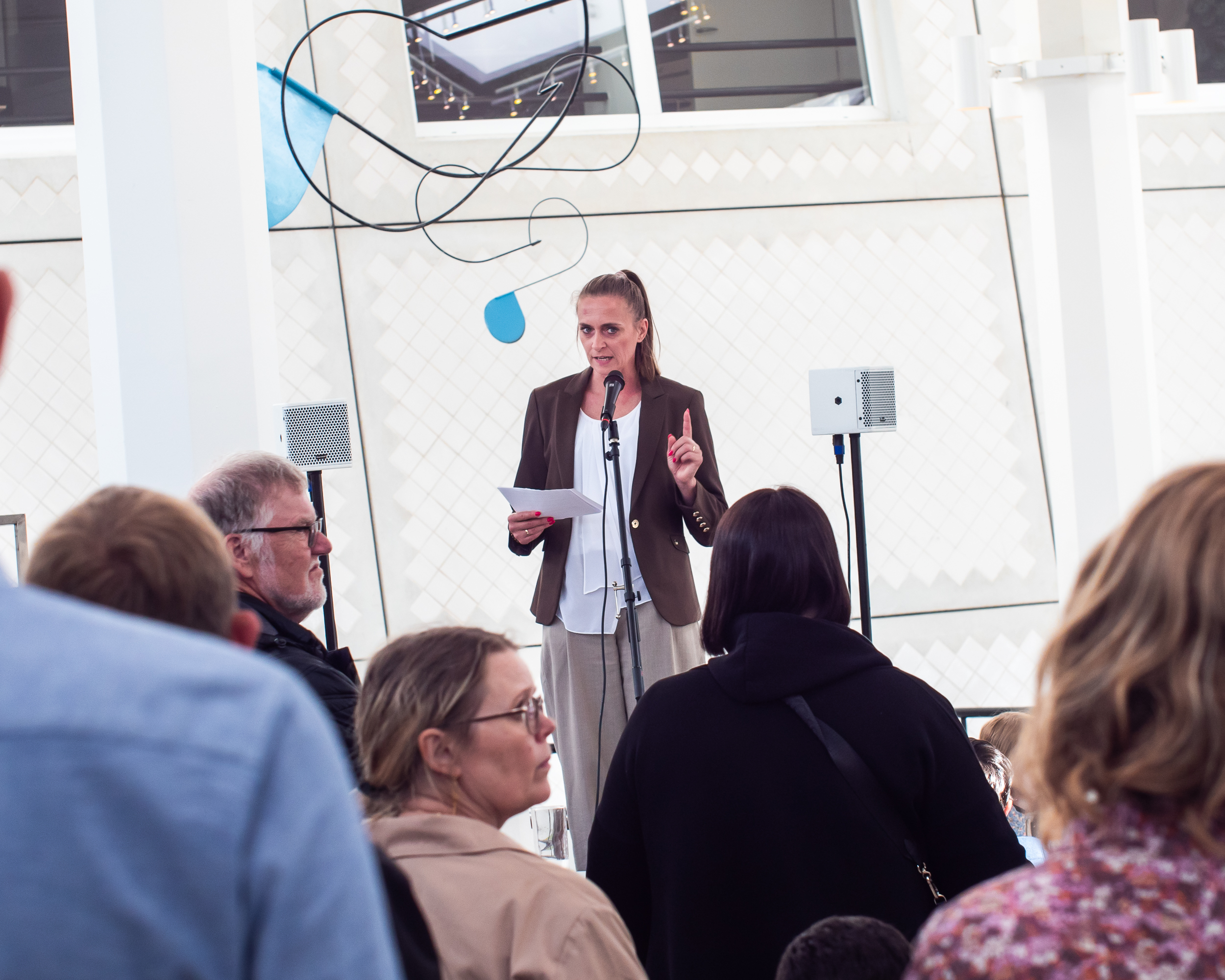 Formand for Børn- og Skoleudvalget, May-Britt Andrea Andersen, holdt velkomsttalen ved ferniseringen på Esbjerg Kunstmuseum. Foto: Skovgaard Studio.