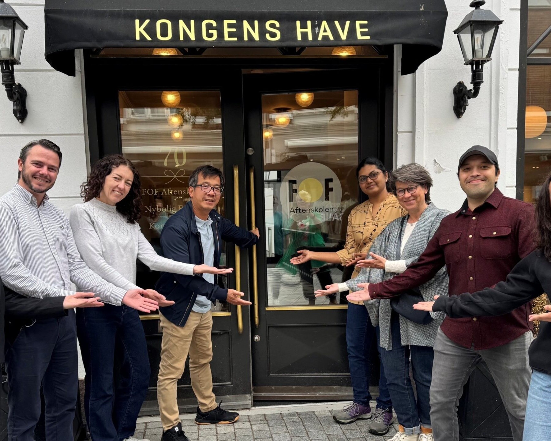 De nye sprogambassadører byder velkommen hos FOF Aftenskolen i Kongensgade. Fra venstre ses Melanie Sanfti (Tyskland), Nicholas Burris (Australien), Inna (Ukraine), Thong (Vietnam), Metchu (Indien), Gabriela (Tyskland), Erick (USA) og Cecilia (Brasilien). Foto: FOF Aftenskolen.
