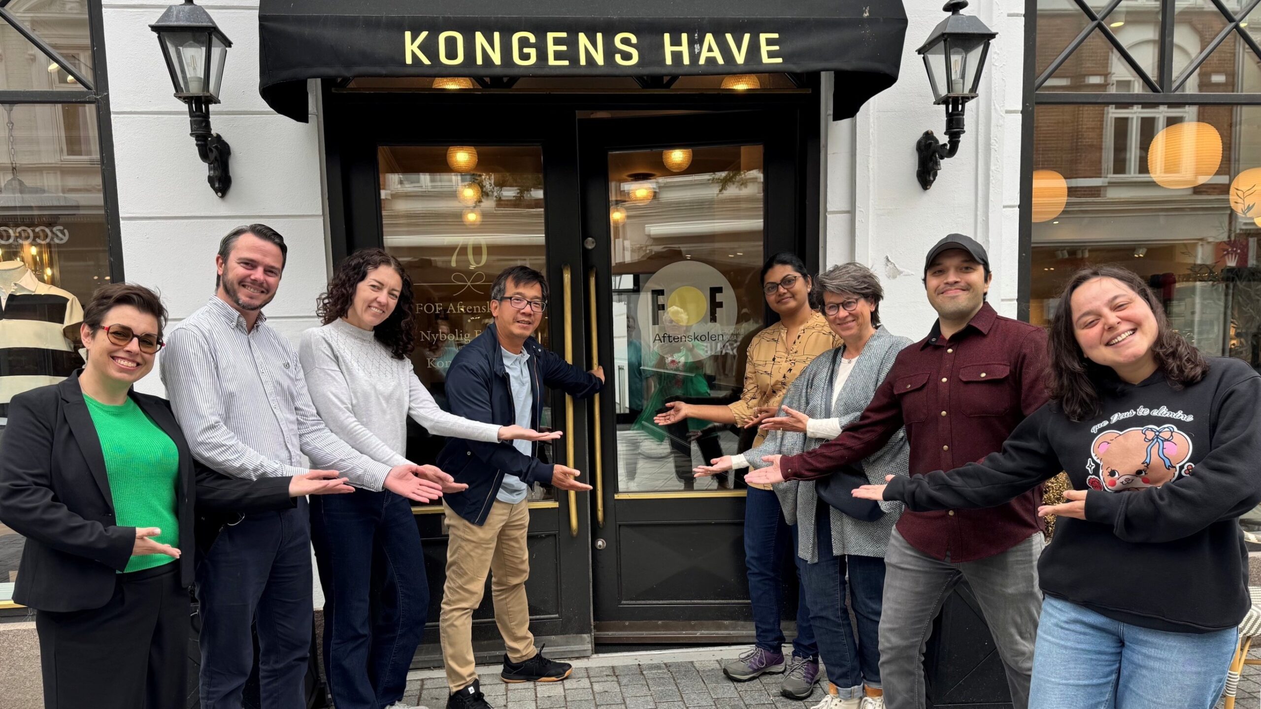 De nye sprogambassadører byder velkommen hos FOF Aftenskolen i Kongensgade. Fra venstre ses Melanie Sanfti (Tyskland), Nicholas Burris (Australien), Inna (Ukraine), Thong (Vietnam), Metchu (Indien), Gabriela (Tyskland), Erick (USA) og Cecilia (Brasilien). Foto: FOF Aftenskolen.