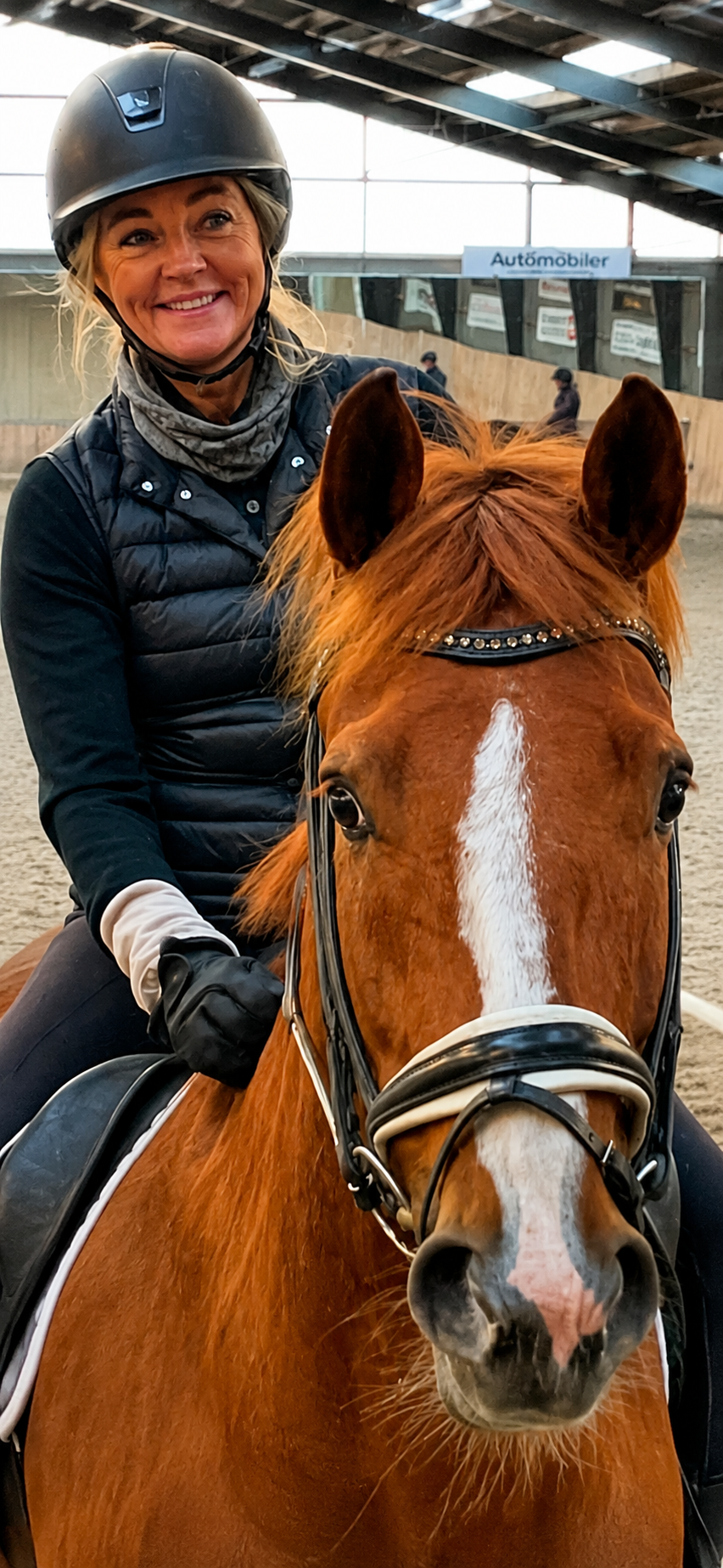 Mens de fleste stadig sover, er Hanne Lodberg allerede på vej mod rideskolen. Her venter Don Juan og dagens første smil. Foto: Lene Lund.