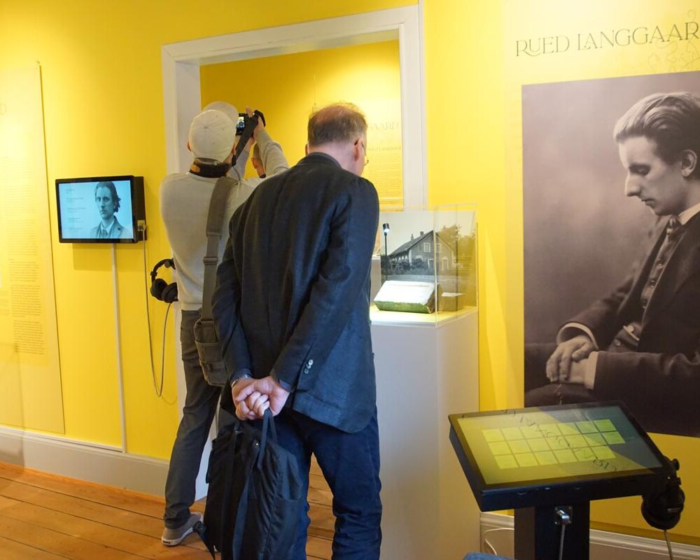 Rued Langgaard boede sine sidste måneder i Quedens Gaard, og nu flytter fortællingen om den berømte komponist ind i de historiske rammer. Foto: Museum Vest.