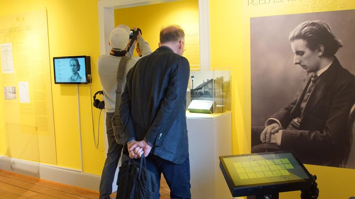Rued Langgaard boede sine sidste måneder i Quedens Gaard, og nu flytter fortællingen om den berømte komponist ind i de historiske rammer. Foto: Museum Vest.