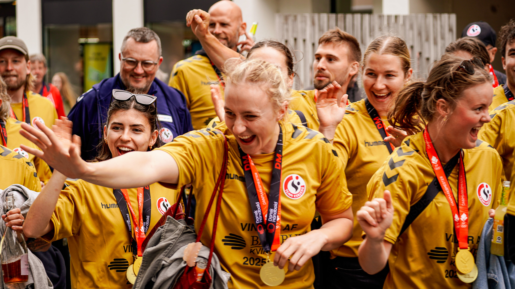 Henny Reistad i hopla - denne eftermiddag udenfor banen! Foto: Fjodor Pedersen.