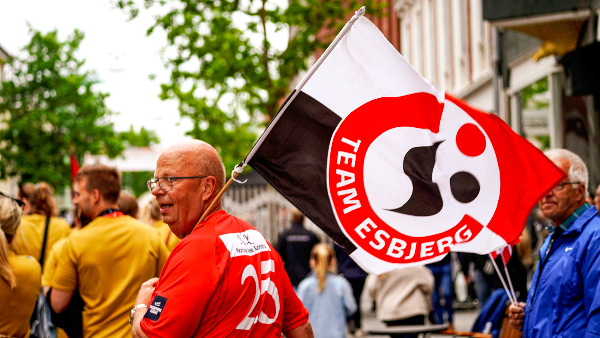 Med flag og godt humør blev spillerne gelejdet op mod Torvet. Foto: Fjodor Pedersen.