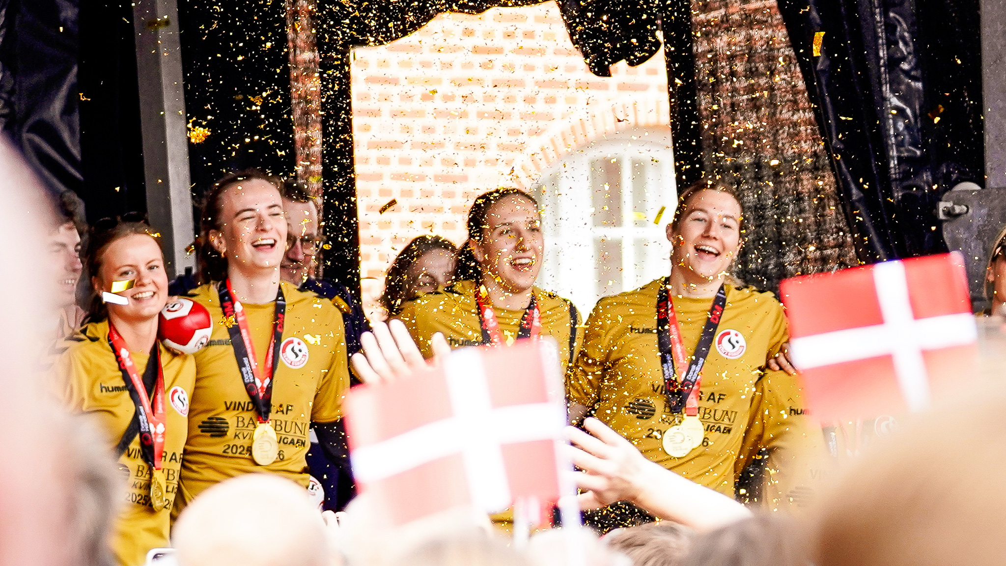 Højt humør og "We are the Champions" ud over Torvet. Foto: Fjodor Pedersen.
