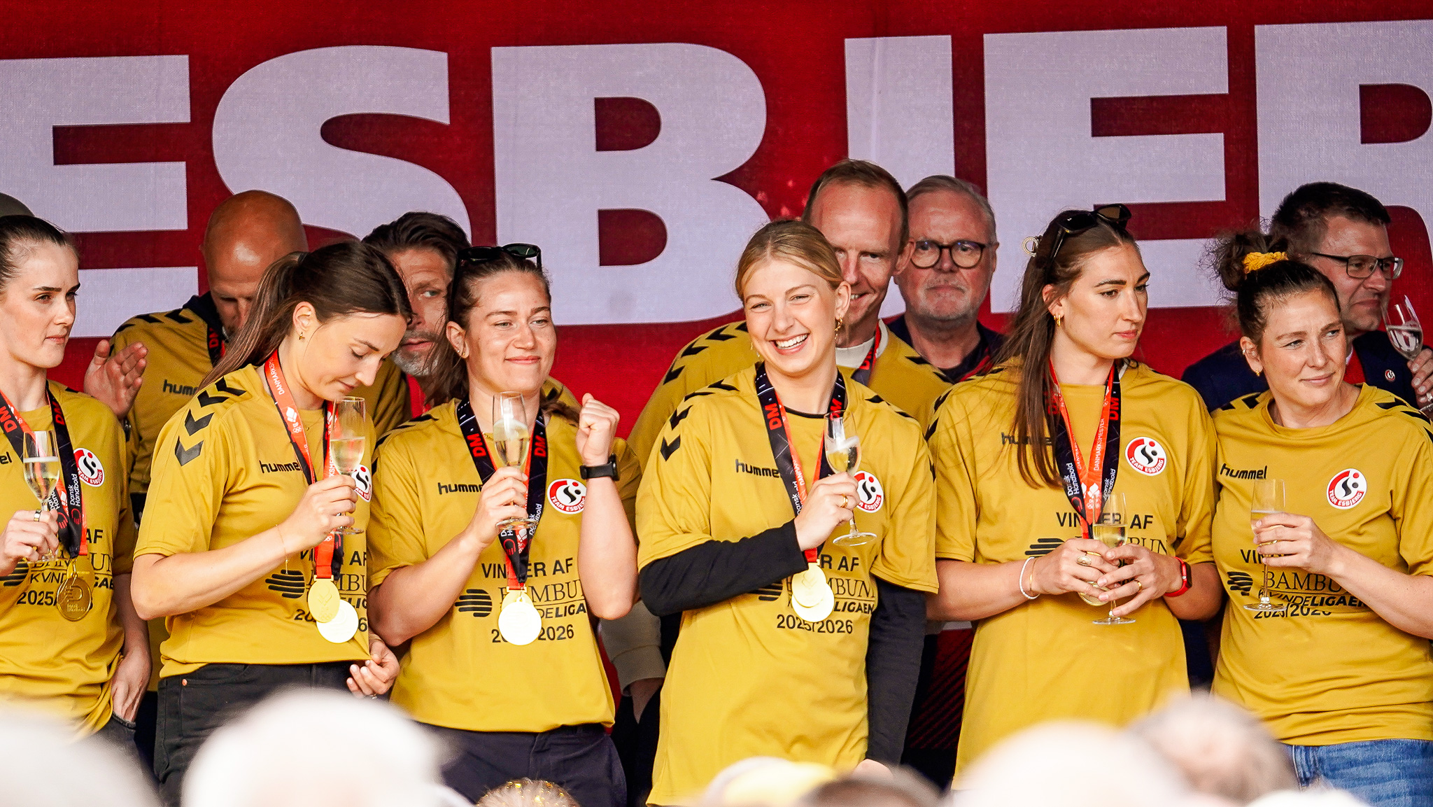 Michala Møller (i midten) skal ud og finde ny klub efter sommerferien, men slutter i Team Esbjerg med en fest. Foto: Fjodor Pedersen.