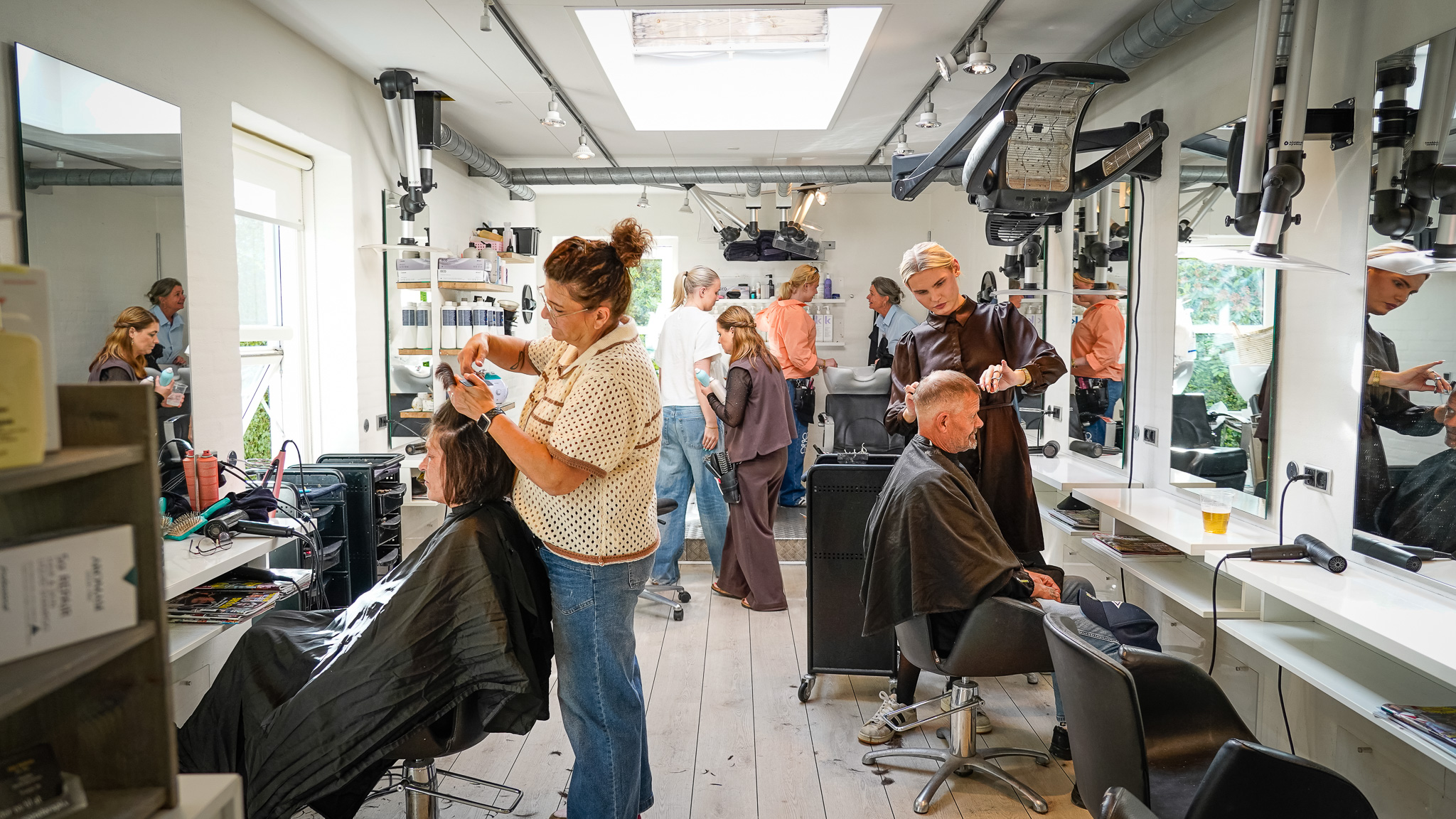 Op til 80 er igennem stolene i salonen i løbet af et par timer. Næsten alle ti ansatte er i sving på dagen. Foto: Fjodor Pedersen.