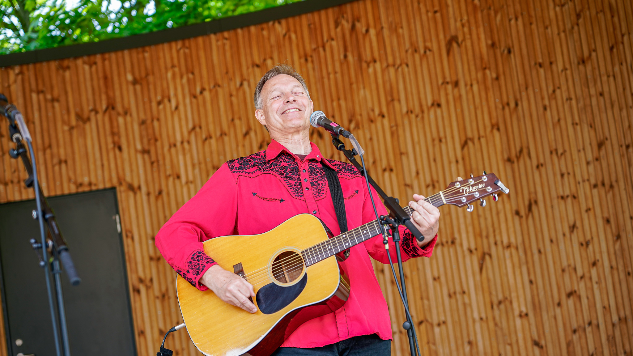 Jan Mols benyttede også sin scenetid til at undre sig over nogle af samfundets strukturer. Men mest spillede han velkendte hits. Foto: Fjodor Pedersen.