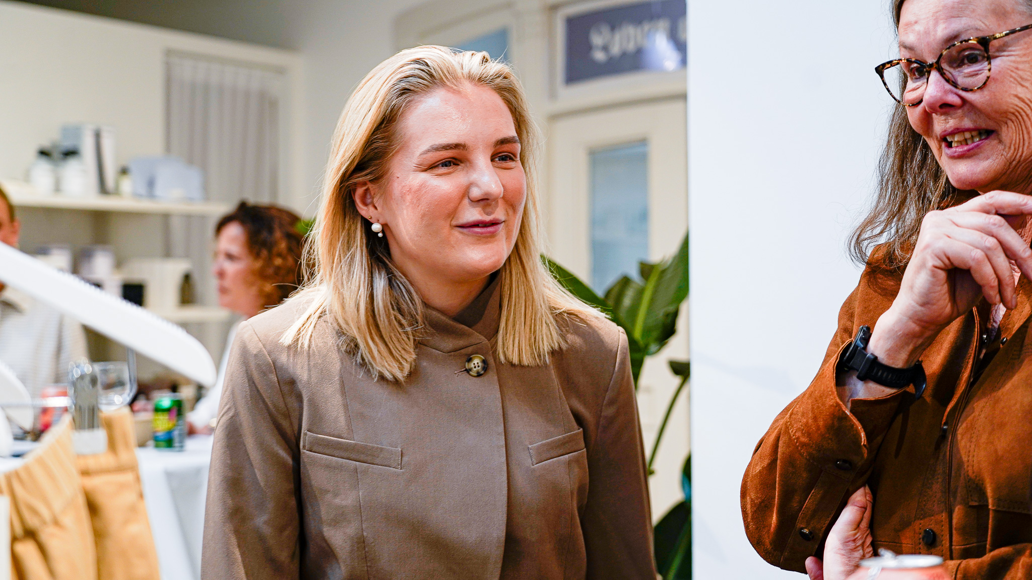 Der blev udvekslet smil, historier og gode ønsker ved receptionsbordene under eftermiddagens arrangement. Foto: Fjodor Pedersen.