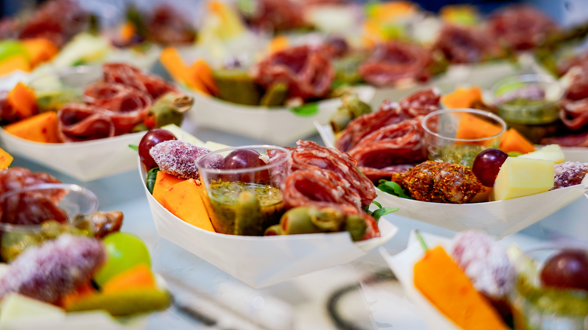 Gæsterne blev budt på tapas-anretninger, mens de gik på opdagelse i butikkens nye univers af mode og livsstilsprodukter. Foto: Fjodor Pedersen.