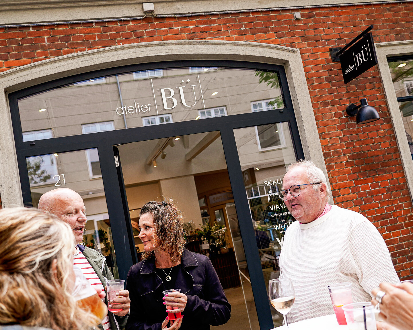 Gæsterne hyggede sig både inde i butikken og foran de historiske lokaler i Kirkegade 21, hvor atelier BÜ nu har slået dørene op. Foto: Fjodor Pedersen.