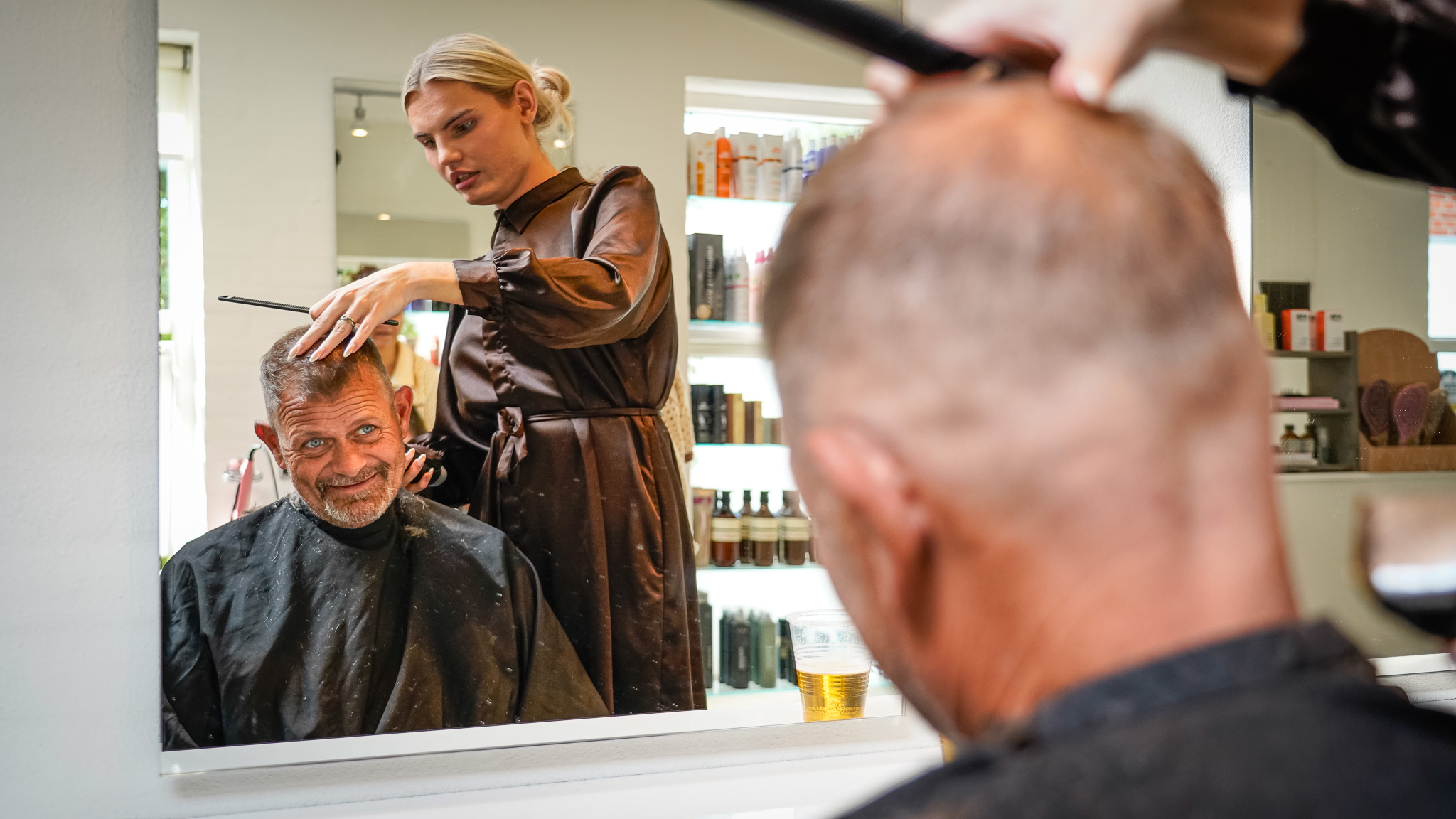 Både mænd og kvinder er velkomne i salonen - både til hverdag og på denne særlige klippedag. Foto: Fjodor Pedersen.