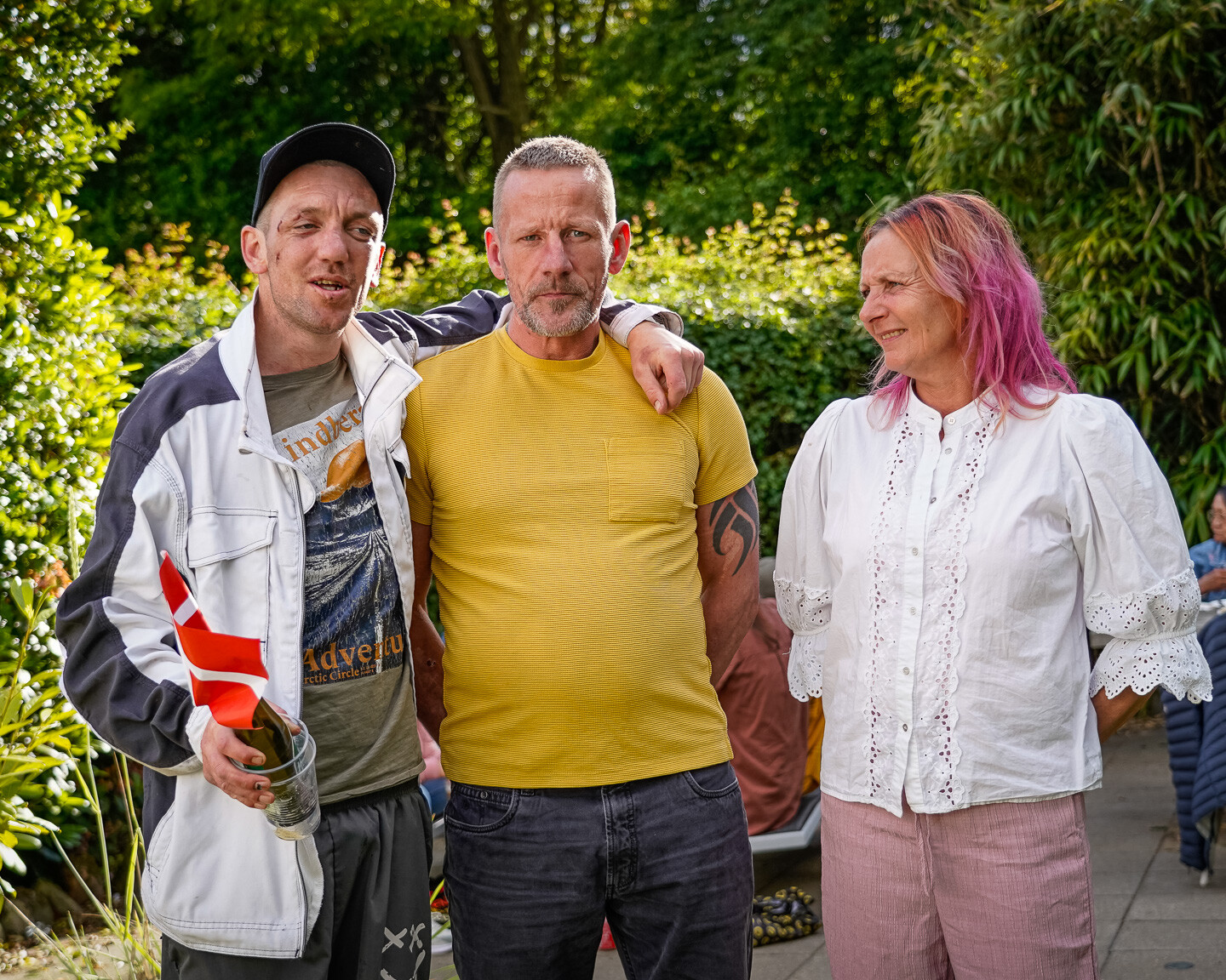 Mini, eller Kongen af Danmark, som han kalder sig, Mikael og Lena i Ulla Ritters have til sæsonens klippedag. Foto: Fjodor Pedersen.