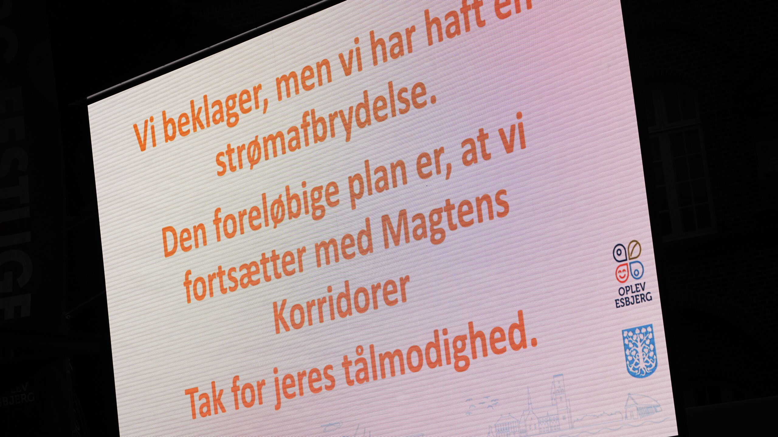 Festuge-arrangørerne takkede for forståelsen via storskærmen. Foto: Fjodor Pedersen.