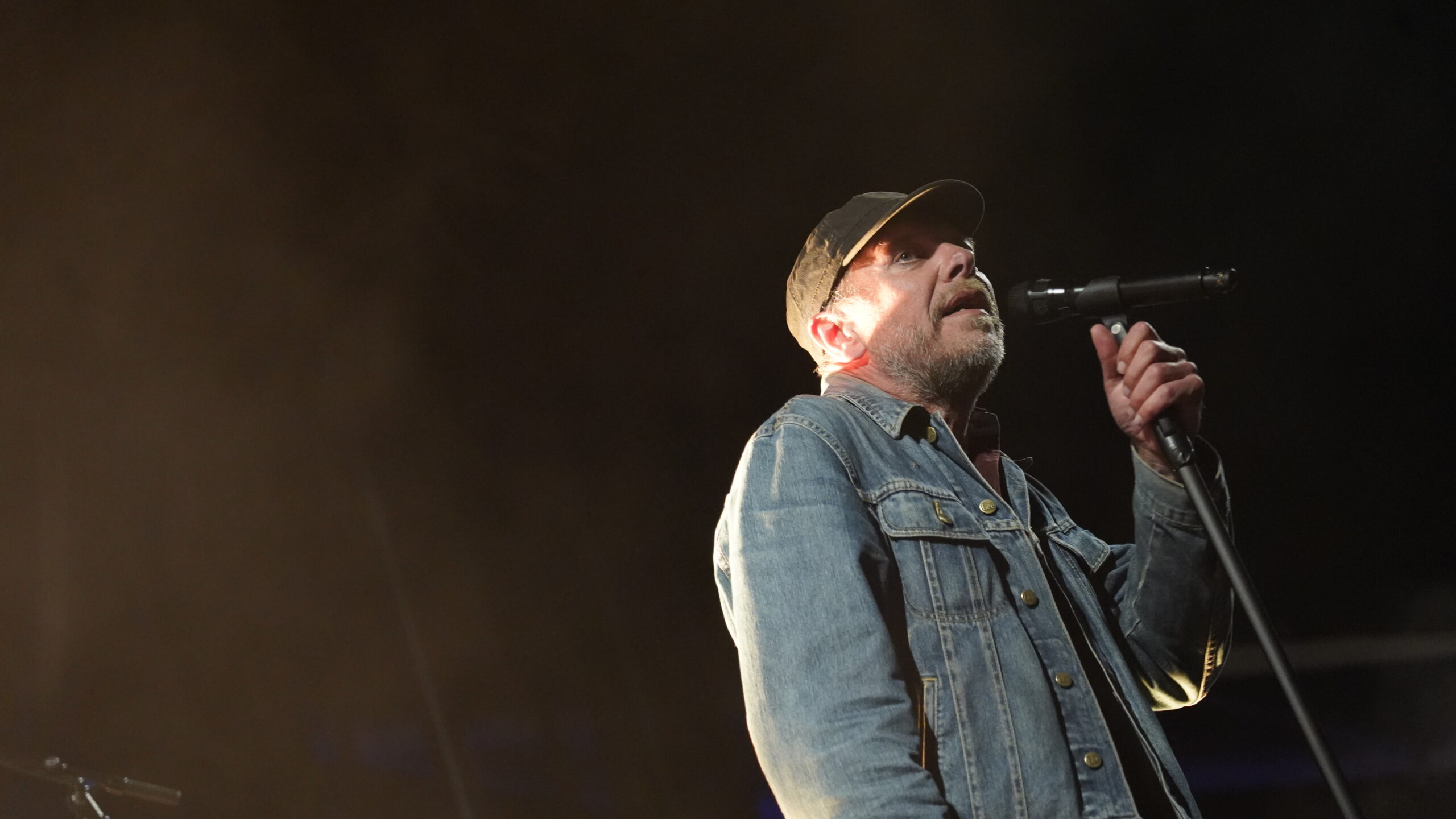 Med en blanding af hverdagsrealisme, værtshusstemning og Johan Olsens karismatiske vokal, vil der altid være plads til Magtens Korridorer selv i et musiklandskab anno 2026, der ikke efterlader megen plads til rock. Foto: Fjodor Pedersen.