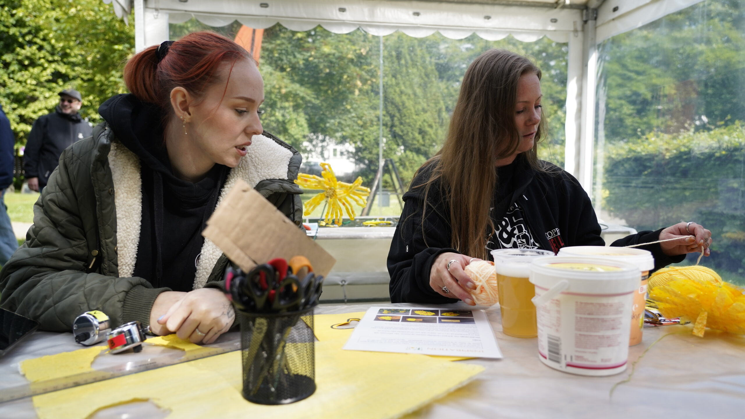 Også de lidt større "børn" prøvede kræfter med saks, karton og kreativiteten. Her er det Mathilde og Maja, der begge er aktive i ungdomskulturelle foreninger i byen. Foto: Fjodor Pedersen.