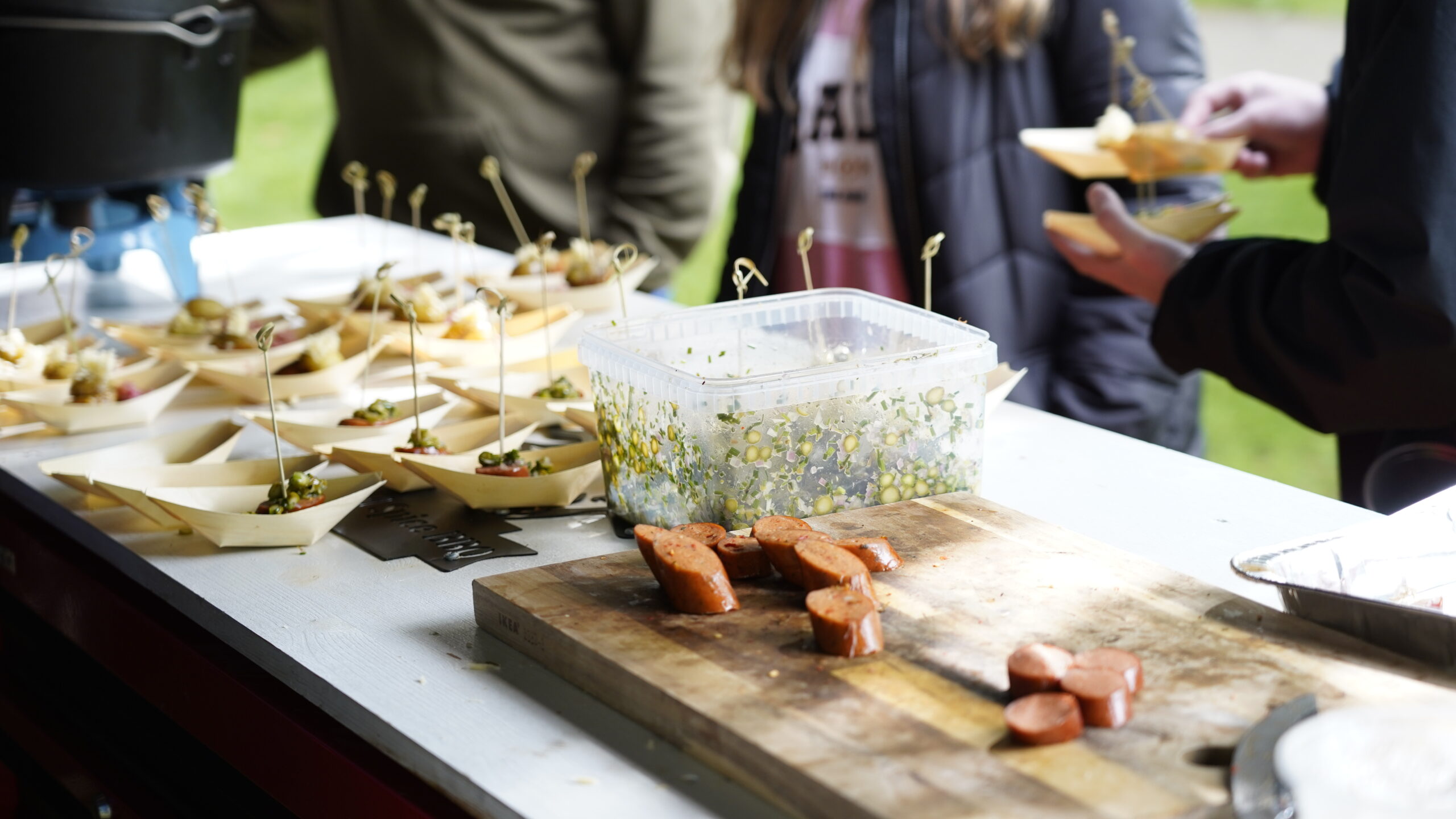 Pølserne var fra Theilgaard, grøntsagerne fra Kathrinelund og osten fra Fanø. Men sådan er det måske ikke næste gang, hvor Old Spice BBQ tager ud. Men lokalt eller hjemmelavet - det skal det være. Foto: Fjodor Pedersen.