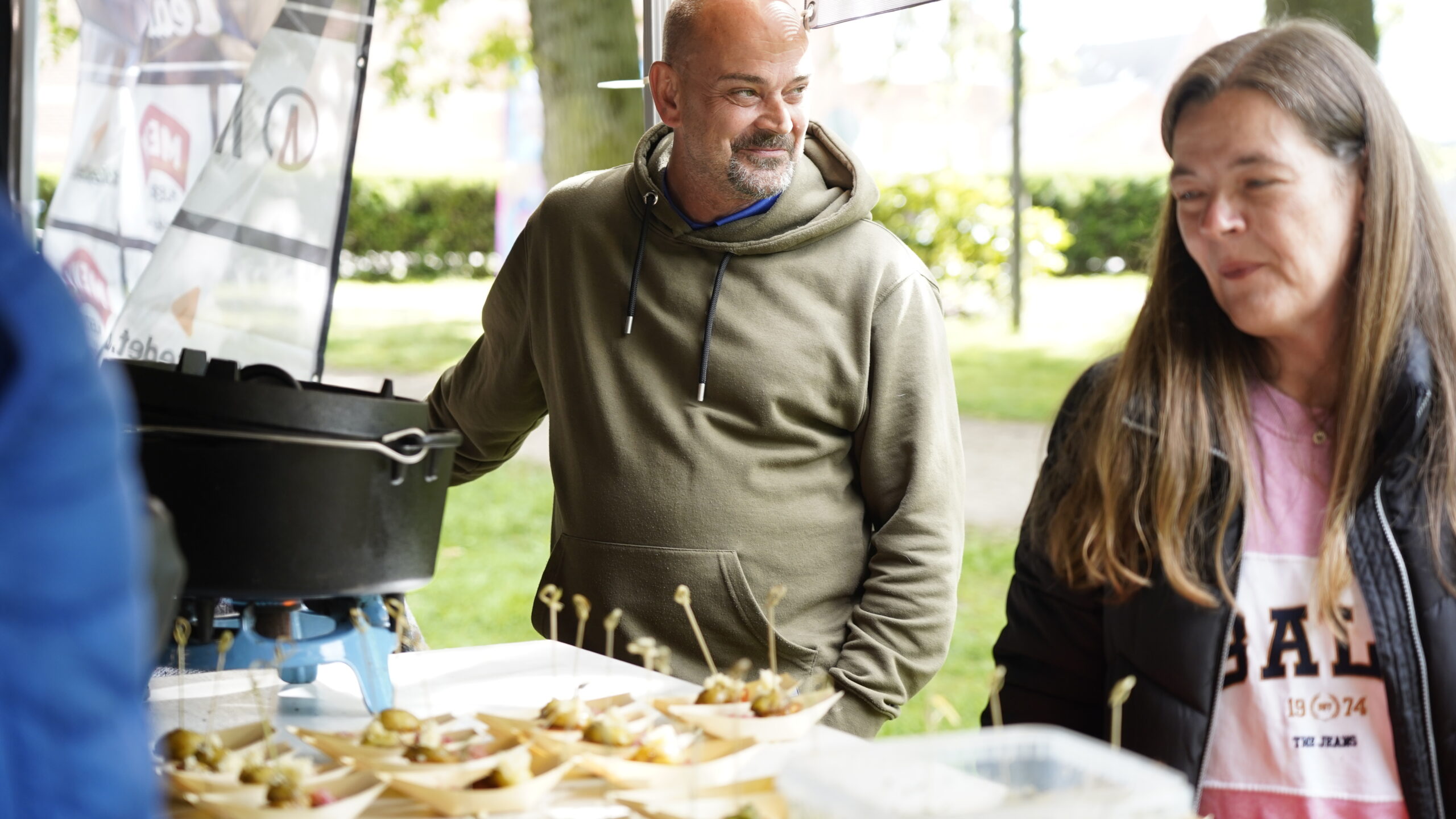 Old Spice BBQ stod klar med mad til kunstnerne i løbet af dagen. Heldige forbipasserende fik sig også en hapser. Foto: Fjodor Pedersen.