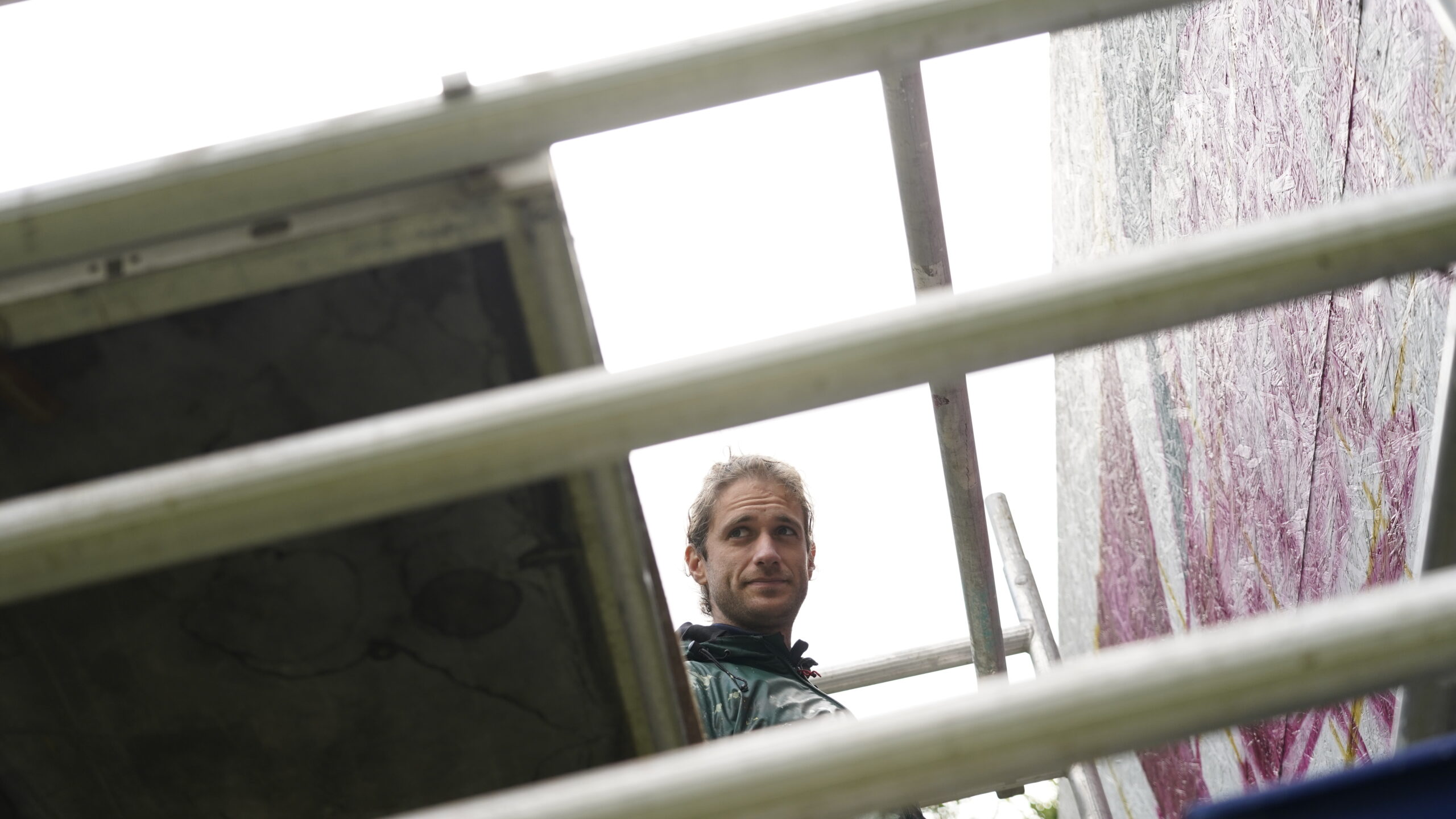 Hvis der ringer en klokke, når du hører navnet Wuper Kec, så er der en god grund: Den serbiske kunstner er manden bag det store gavlmaleri i Kirkegade af drengen i vandet, der blev lavet forrige år. Foto: Fjodor Pedersen.