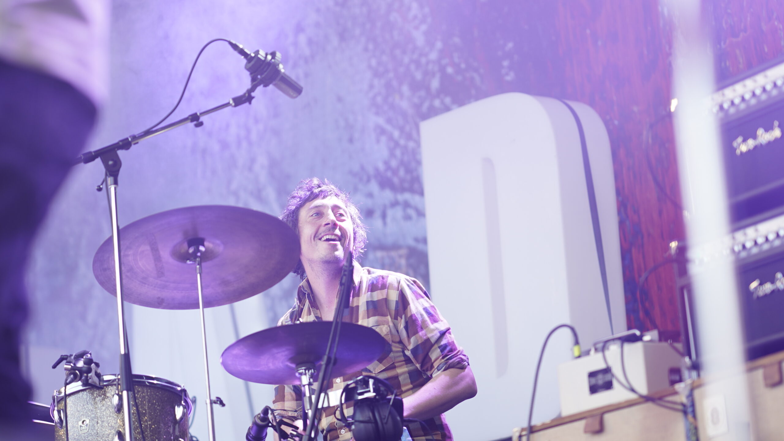 Lokale Casper Mikkelsen på trommer og percussion i Madsen, hvor han udgør den faste stamme sammen med de garvede folk fra Johnnys band Knud Møller, N.O. Thorning. Foto: Fjodor Pedersen.