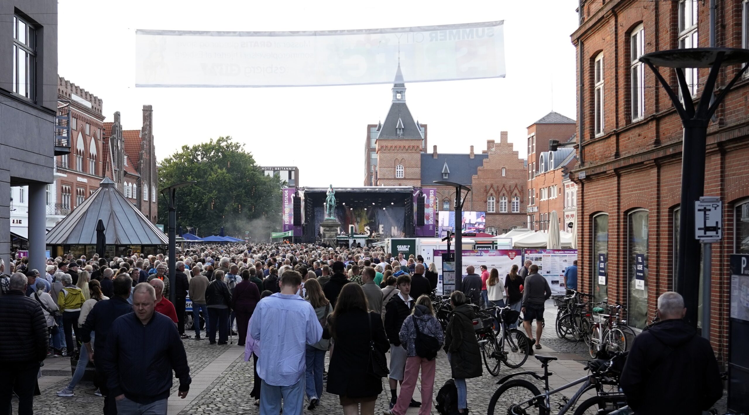 Torvet var fyldt til bagerste brosten. Der var længere til scenen end til Musikhuset fra de bagerste rækker. Foto: Fjodor Pedersen.