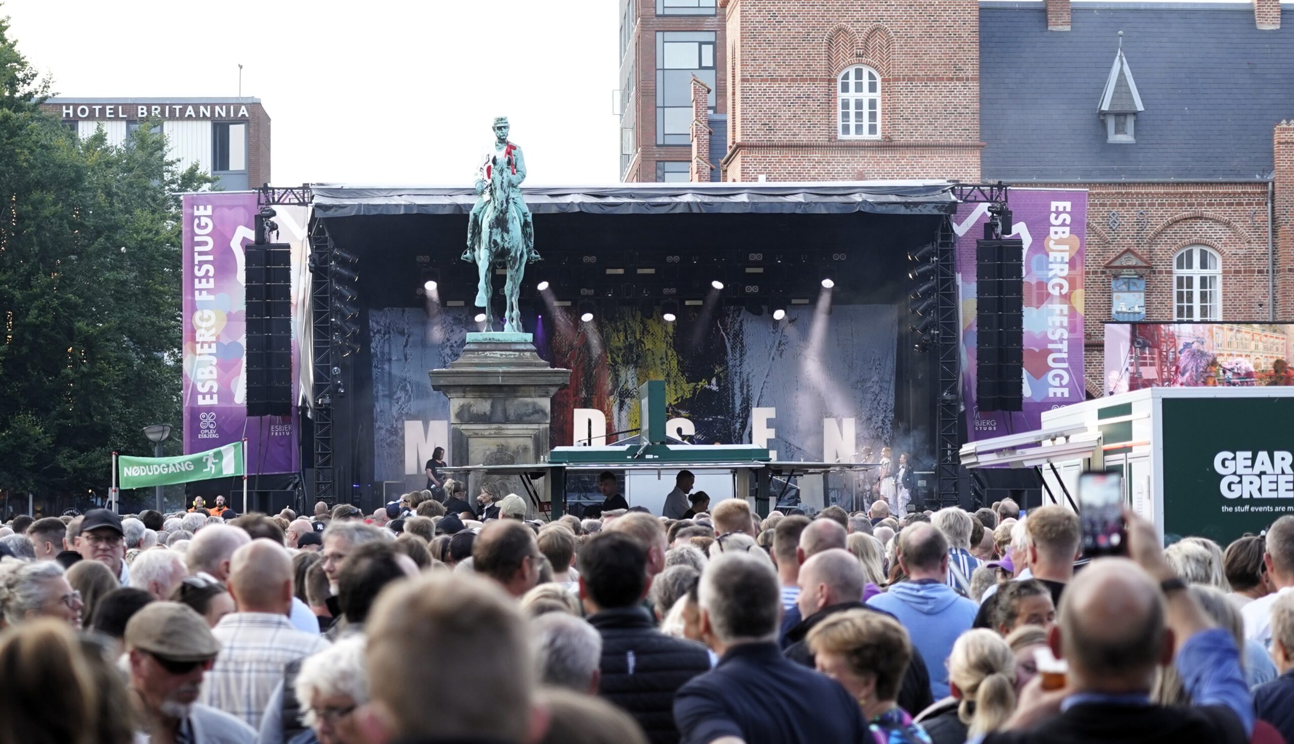 MADSEN står der med versaler på scenen. Ikke så mange dikkedarer. Foto: Fjodor Pedersen.