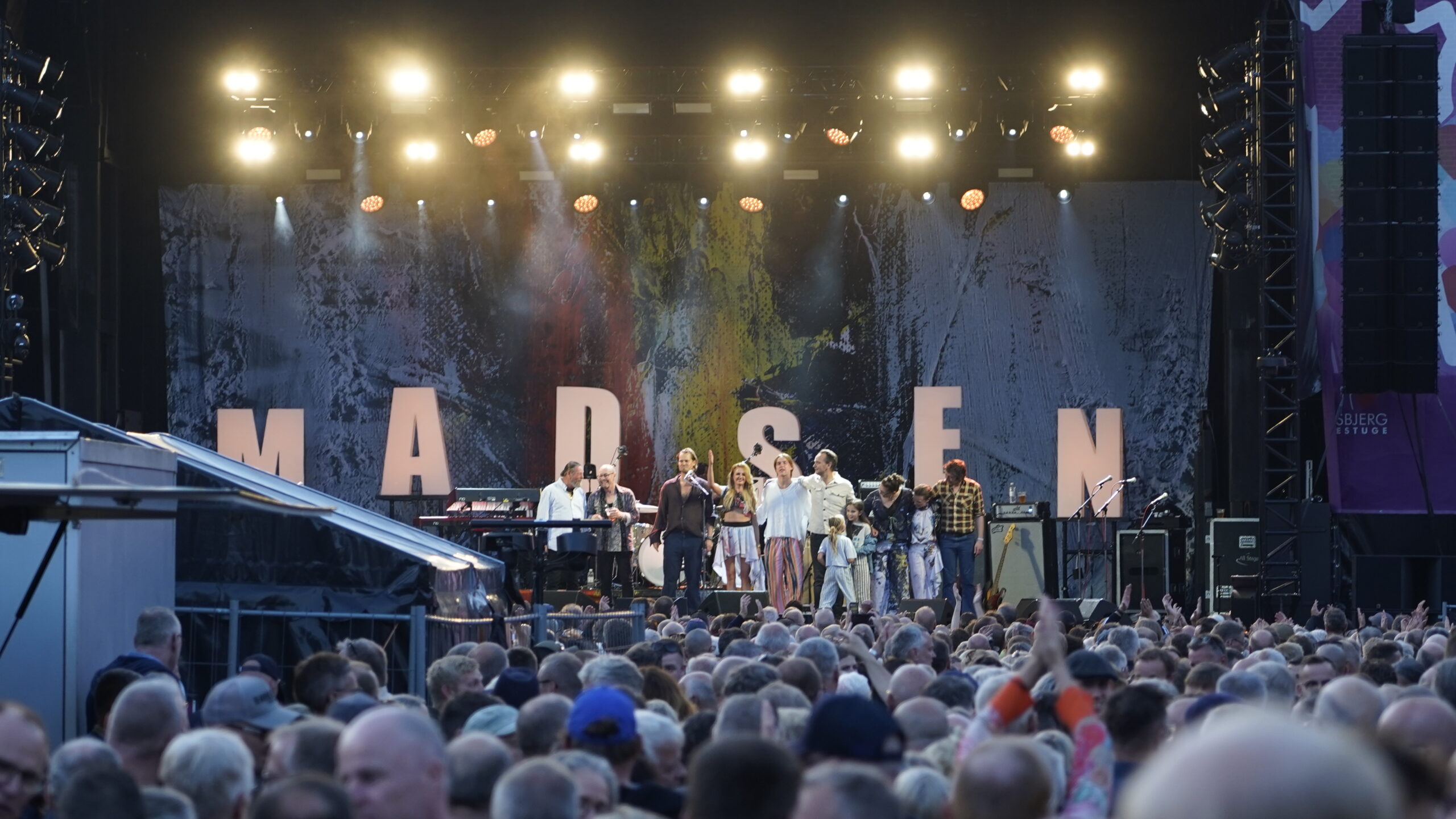 Familieforetagende: Der er vist et band, der hedder Benjamin Hav & Familien. Og en dansk sitcom med navnet Madsen & Co. Torsdag var det meste af familien Madsen på scenen på Torvet - og så var der i særdeleshed én, der var med i ånden. Foto: Fjodor Pedersen.