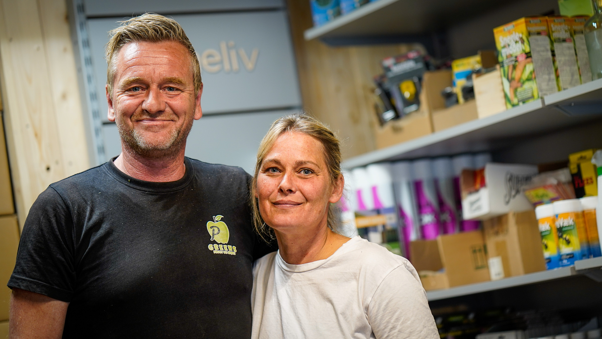 Fra bagbygningen driver Jane Dyhr og Peder Olesen virksomhederne P. Greens Frugt & Grønt, der leverer engrosvarer og frugtordninger til virksomheder, P. Greens Transport, som tilbyder kurér- og transportløsninger, samt Kerneliv, en webshop med et stort udvalg af havefrø og haveartikler. I alt er der 22 ansatte. Foto: Fjodor Pedersen.