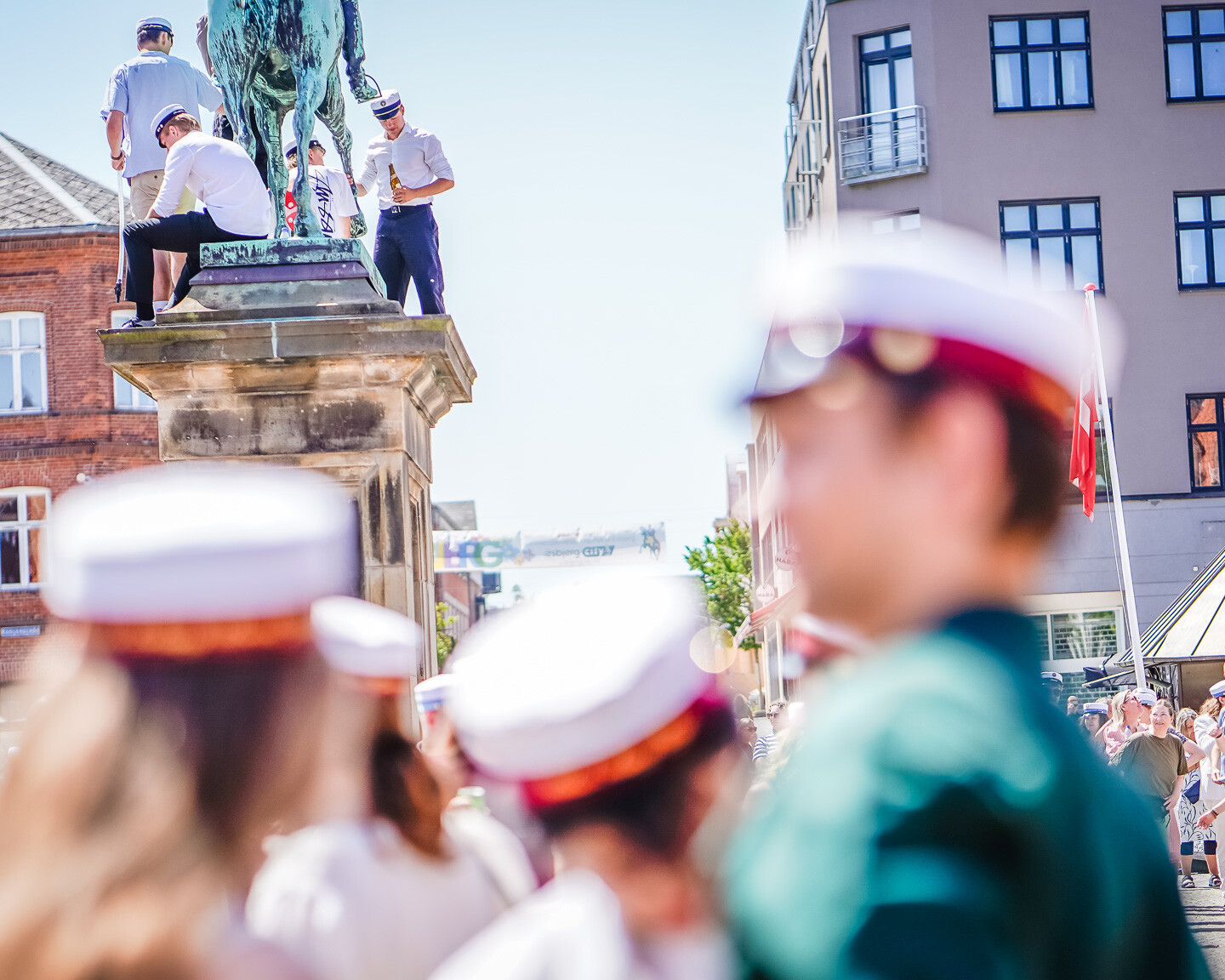 Studenter, Torvet i Esbjerg, 26. juni 2026. Foto: Fjodor Pedersen.