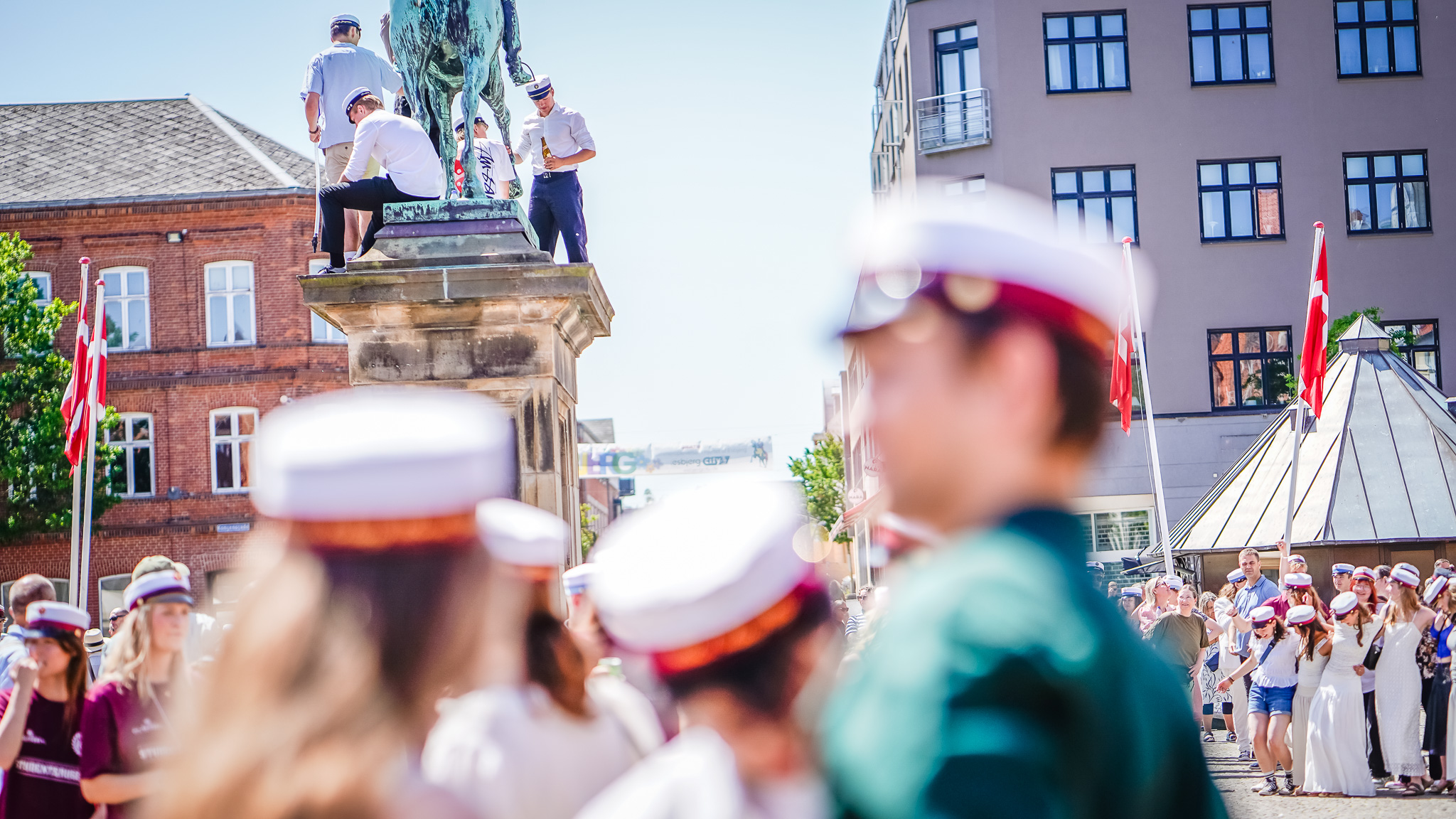 Studenter, Torvet i Esbjerg, 26. juni 2026. Foto: Fjodor Pedersen.