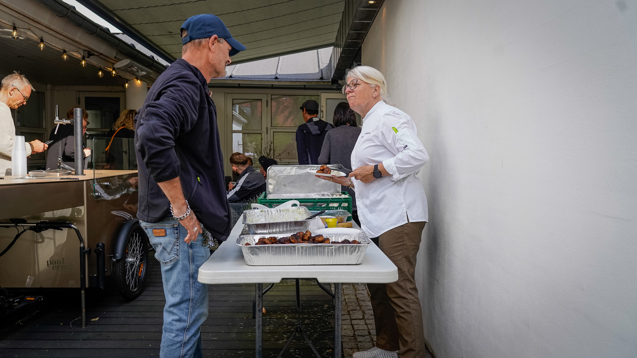 Birthe Christiansen, der til dagligt underviser kokke- og tjenerelever hos Rybners, havde - med hjælp fra sine elever - lavet cirka 14 kilo kartoffelsalat, 10-12 kilo frikadeller af hhv. svine- og kyllingekød samt hjemmebagt focacciabrød. Foto: Fjodor Pedersen.
