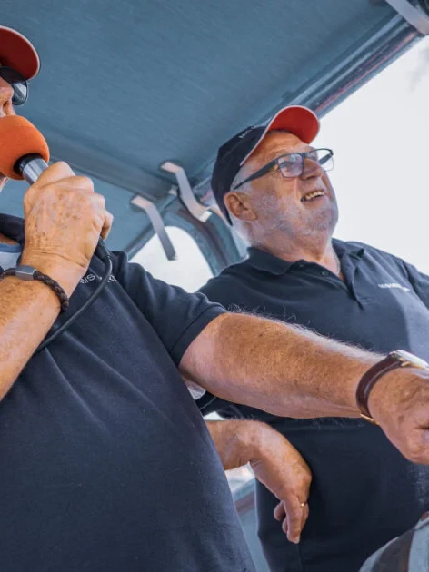 Skipper Torben Korsgaard og hans gast Poul Knudsen ombord på MS Martha. Arkivfoto: Fjodor Pedersen.