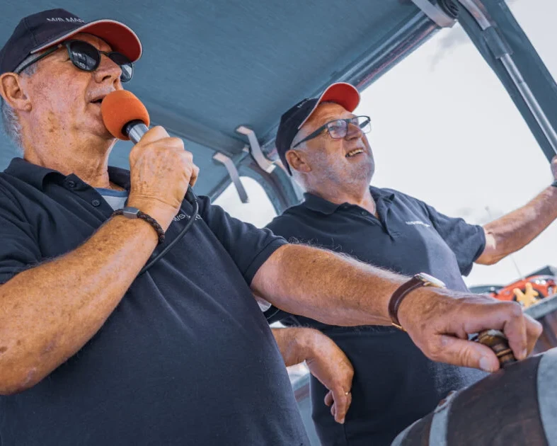 Skipper Torben Korsgaard og hans gast Poul Knudsen ombord på MS Martha. Arkivfoto: Fjodor Pedersen.