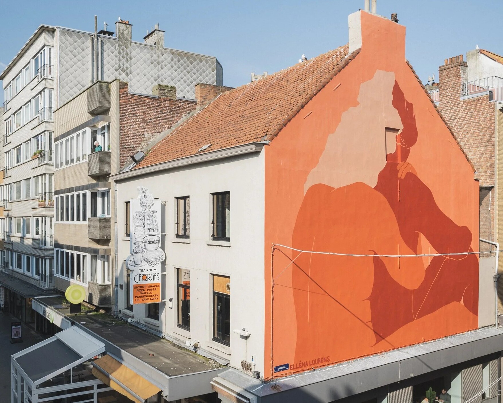 Et af Elléna Lourens' tidligere gavlmalerier i Belgien. Den sydafrikanske kunstner er kendt for sit poetiske formsprog, organiske linjer og varme jordfarver, som nu også kommer til Esbjerg. Pressefoto.